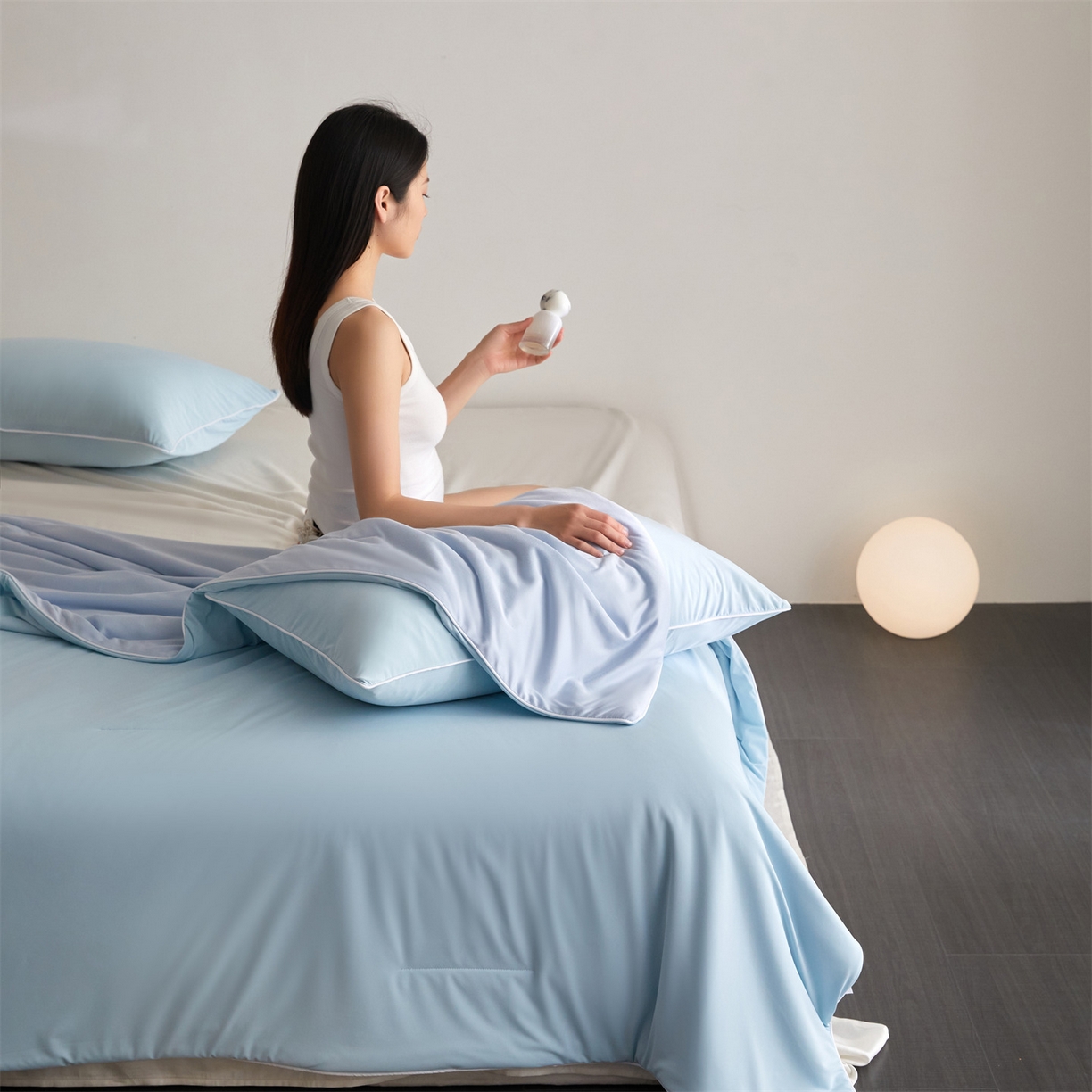 91家纺网 家纺一手货源 找家纺 头等舱 2026新款凉感仿锦氨&针织A类8%绵羊毛双感夏被（模特图） 优雅蓝