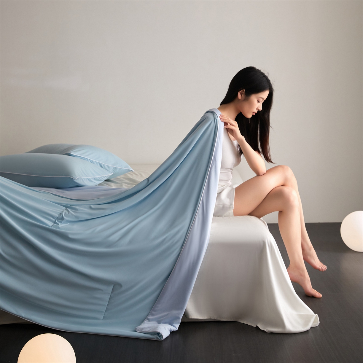 91家纺网 家纺一手货源 找家纺 头等舱 2026新款凉感仿锦氨&针织A类8%绵羊毛双感夏被（模特图） 优雅蓝