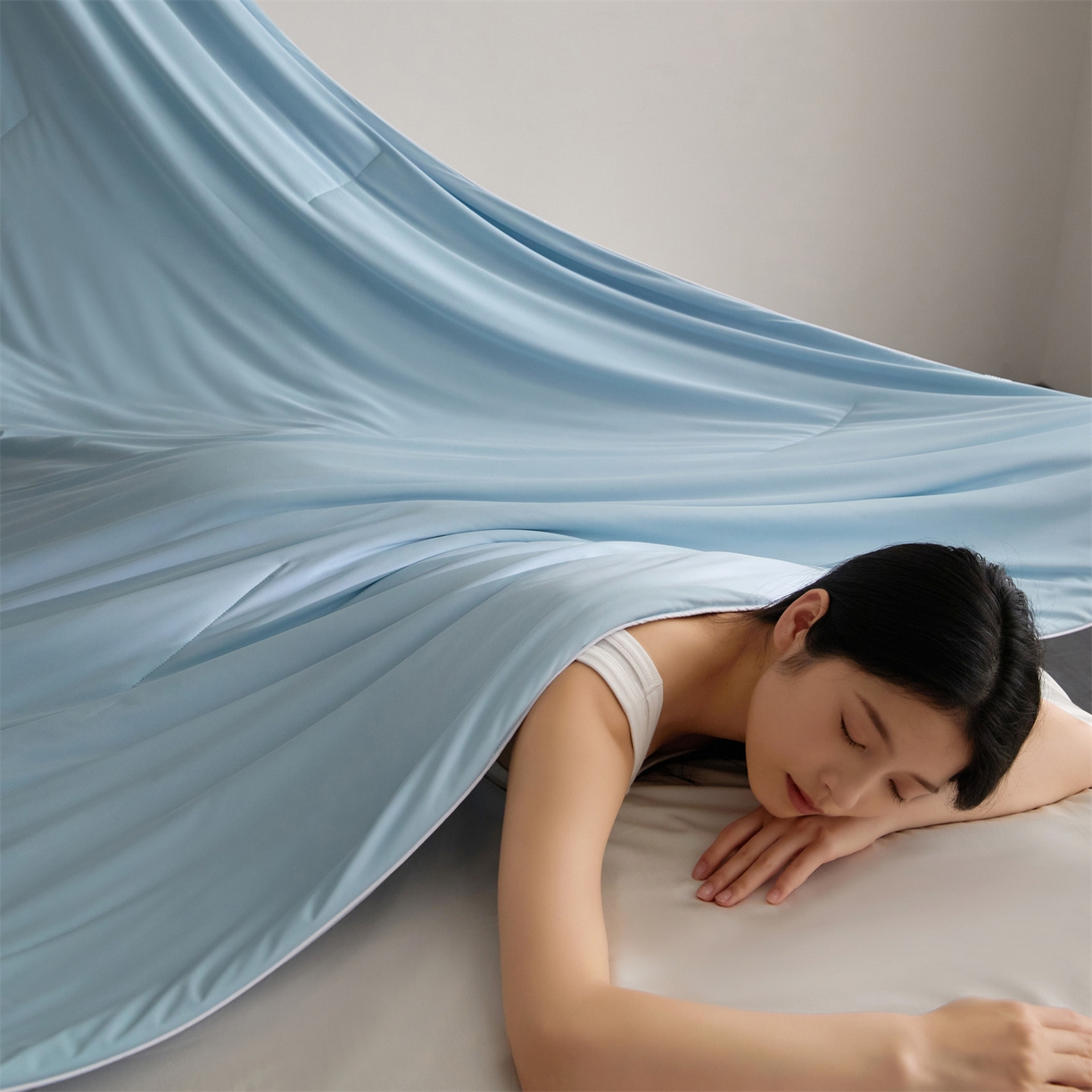91家纺网 家纺一手货源 找家纺 头等舱 2026新款凉感仿锦氨&针织A类8%绵羊毛双感夏被（模特图） 优雅蓝