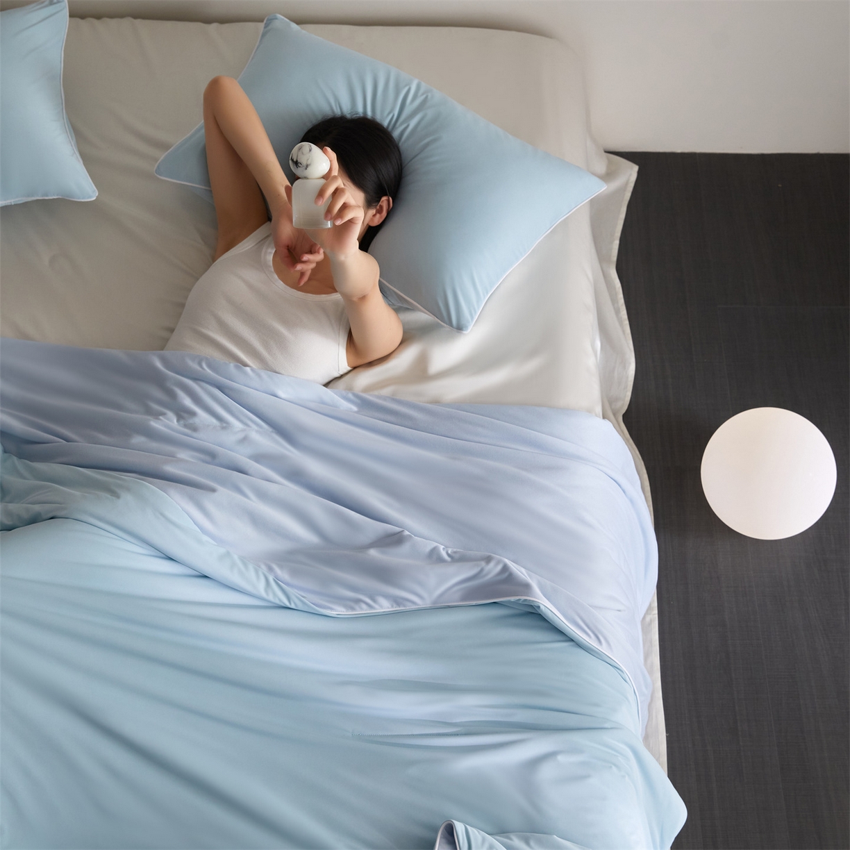 91家纺网 家纺一手货源 找家纺 头等舱 2026新款凉感仿锦氨&针织A类8%绵羊毛双感夏被（模特图） 优雅蓝