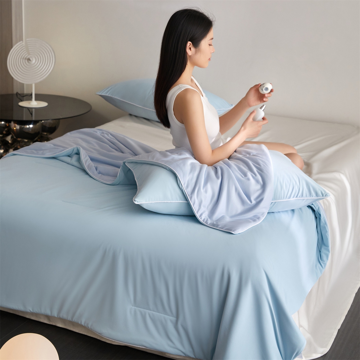 91家纺网 家纺一手货源 找家纺 头等舱 2026新款凉感仿锦氨&针织A类8%绵羊毛双感夏被（模特图） 优雅蓝