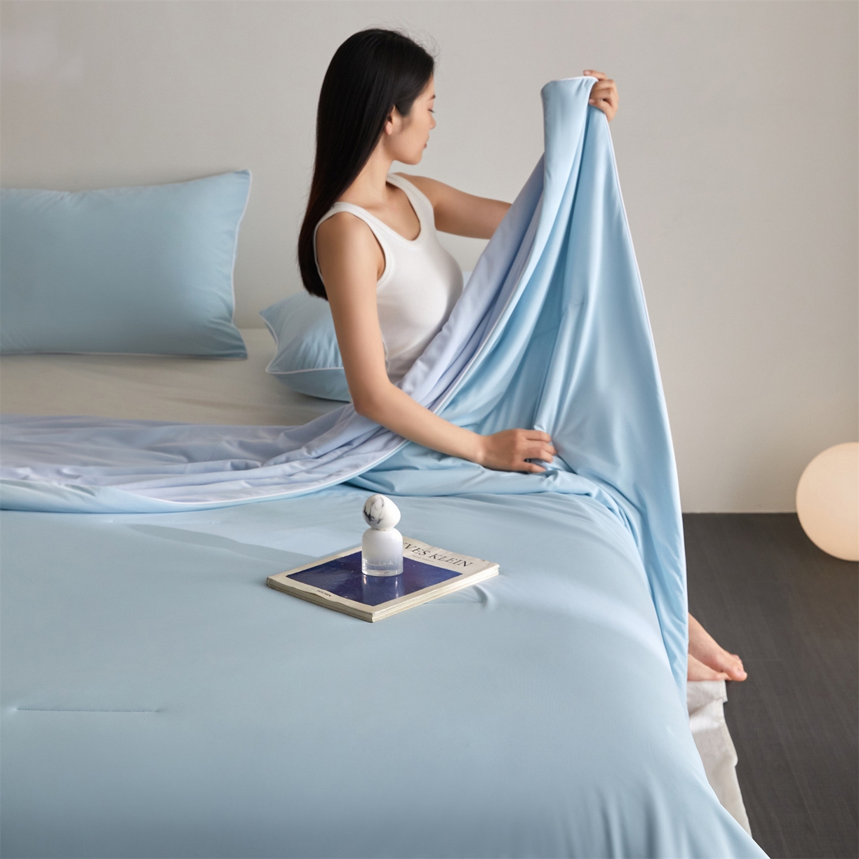 91家纺网 家纺一手货源 找家纺 头等舱 2026新款凉感仿锦氨&针织A类8%绵羊毛双感夏被（模特图） 优雅蓝