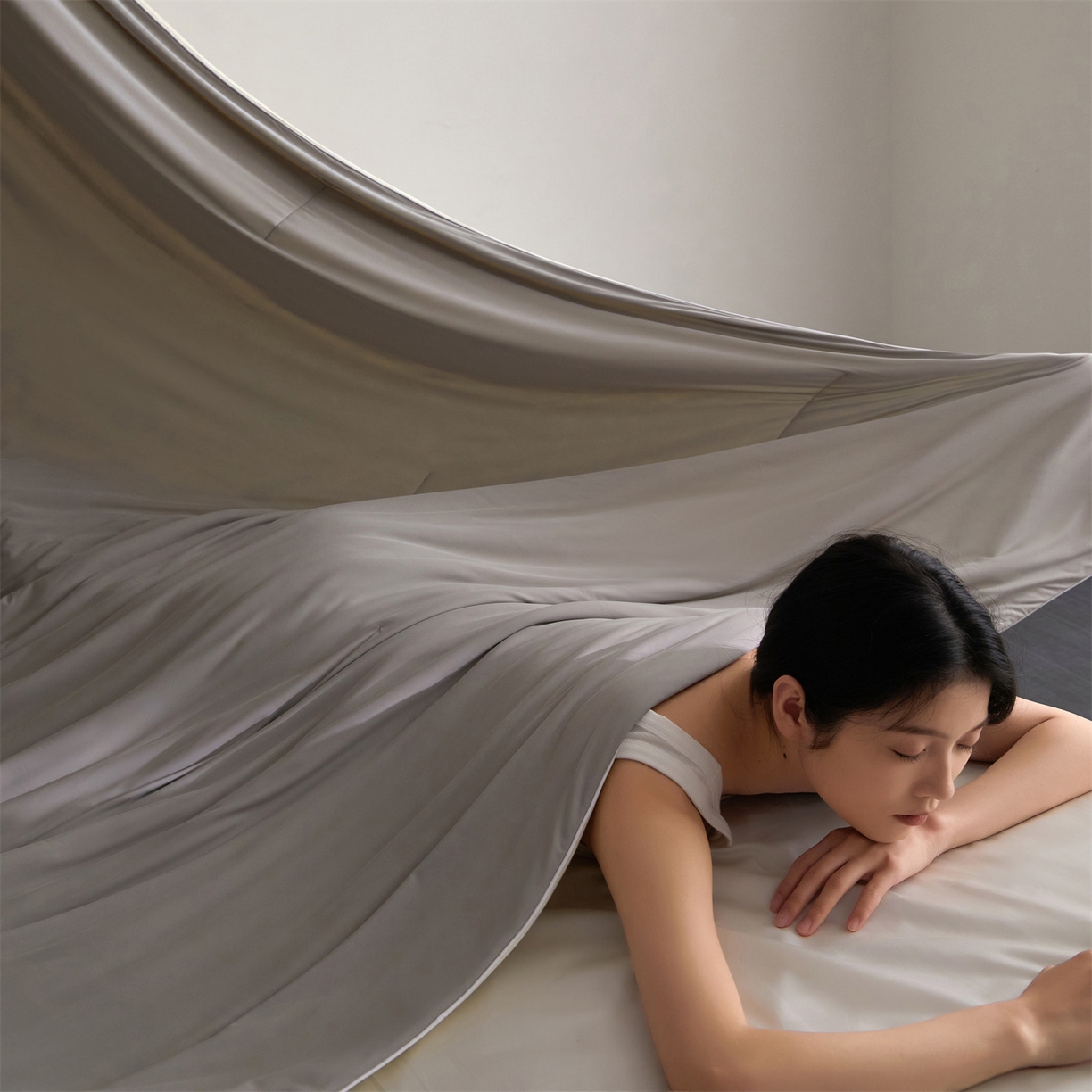91家纺网 家纺一手货源 找家纺 头等舱 2026新款凉感仿锦氨&针织A类8%绵羊毛双感夏被（模特图） 月灰米
