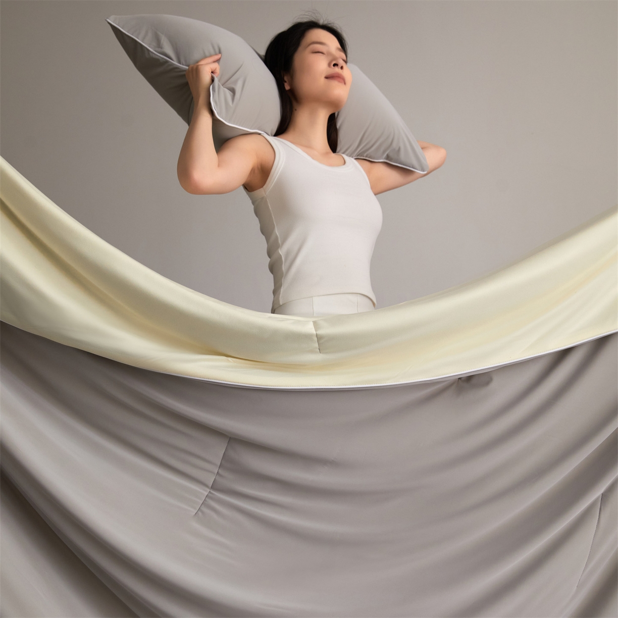 91家纺网 家纺一手货源 找家纺 头等舱 2026新款凉感仿锦氨&针织A类8%绵羊毛双感夏被（模特图） 月灰米