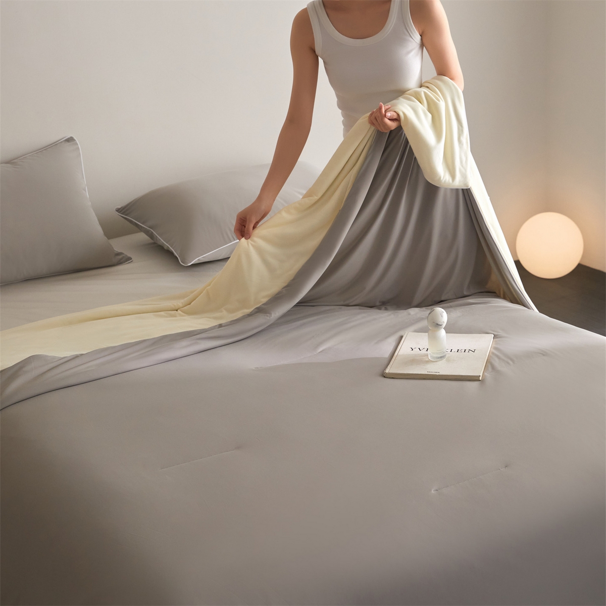 91家纺网 家纺一手货源 找家纺 头等舱 2026新款凉感仿锦氨&针织A类8%绵羊毛双感夏被（模特图） 月灰米