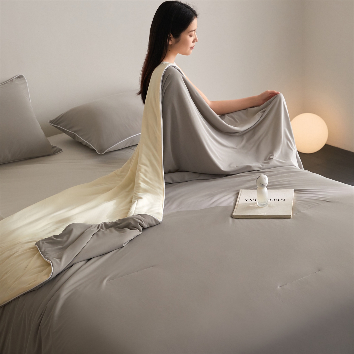 91家纺网 家纺一手货源 找家纺 头等舱 2026新款凉感仿锦氨&针织A类8%绵羊毛双感夏被（模特图） 月灰米