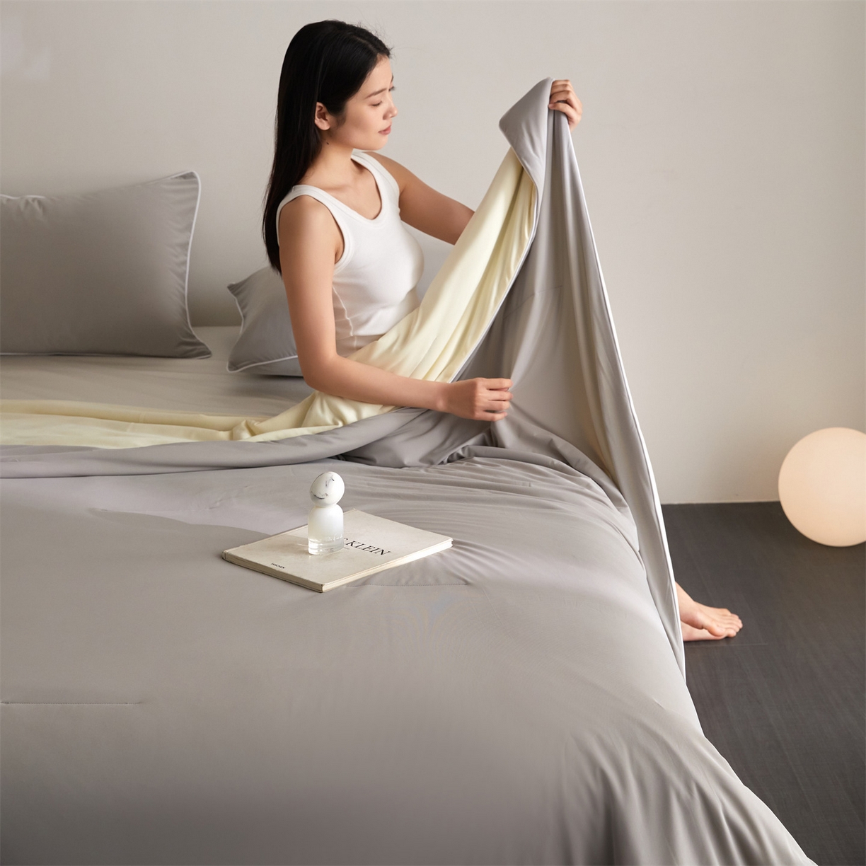 91家纺网 家纺一手货源 找家纺 头等舱 2026新款凉感仿锦氨&针织A类8%绵羊毛双感夏被（模特图） 月灰米