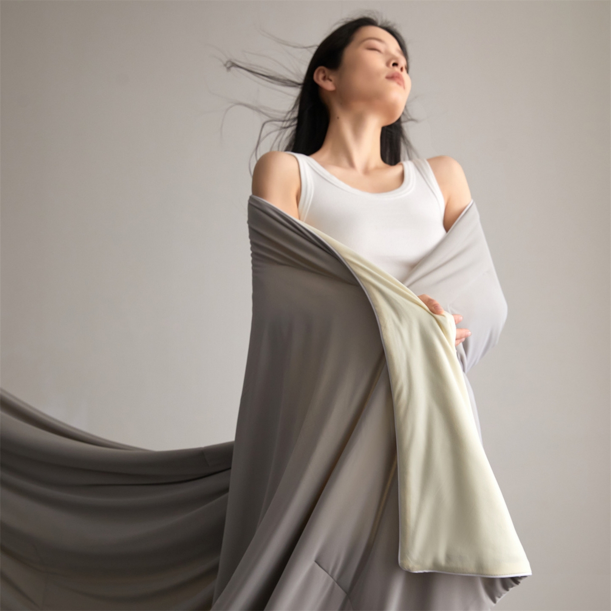 91家纺网 家纺一手货源 找家纺 头等舱 2026新款凉感仿锦氨&针织A类8%绵羊毛双感夏被（模特图） 月灰米