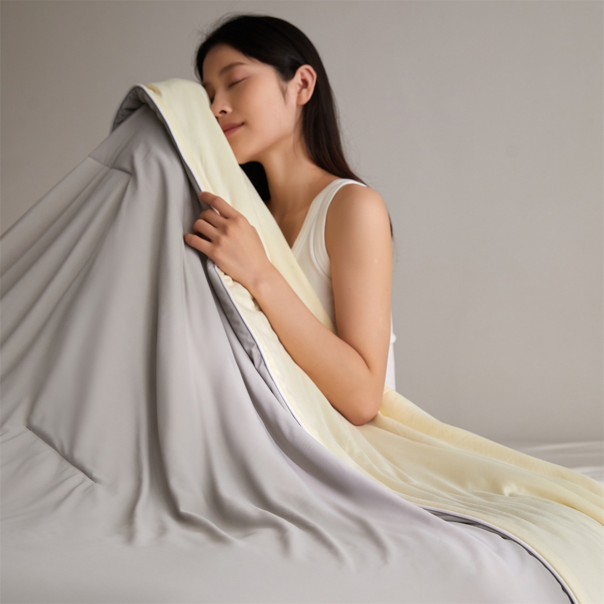 91家纺网 家纺一手货源 找家纺 头等舱 2026新款凉感仿锦氨&针织A类8%绵羊毛双感夏被（模特图） 月灰米