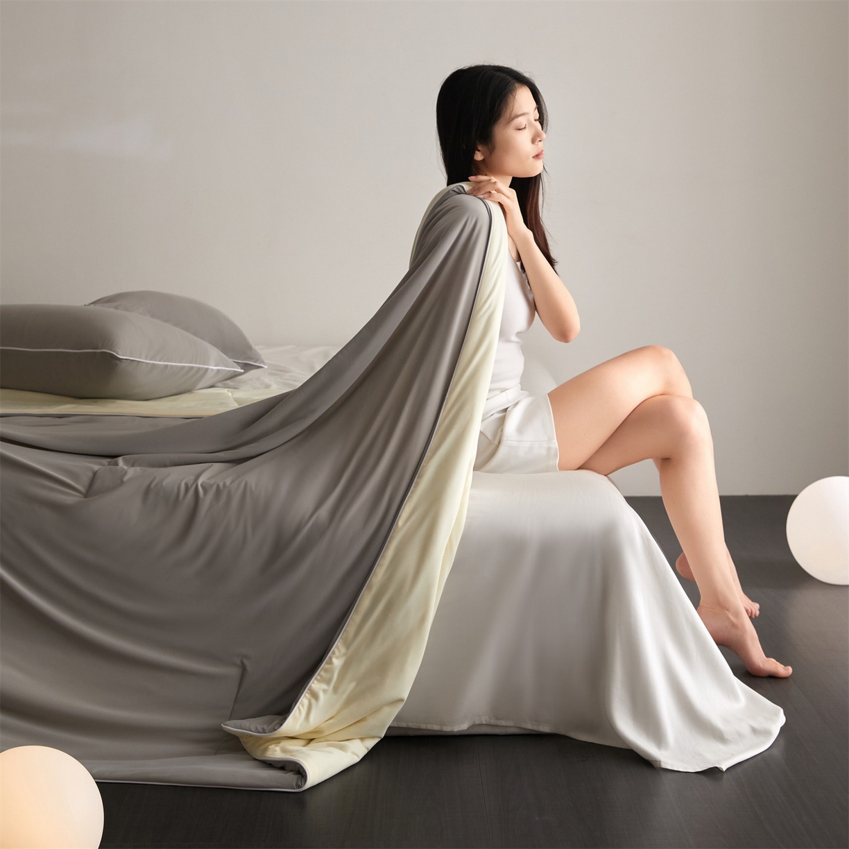 91家纺网 家纺一手货源 找家纺 头等舱 2026新款凉感仿锦氨&针织A类8%绵羊毛双感夏被（模特图） 月灰米