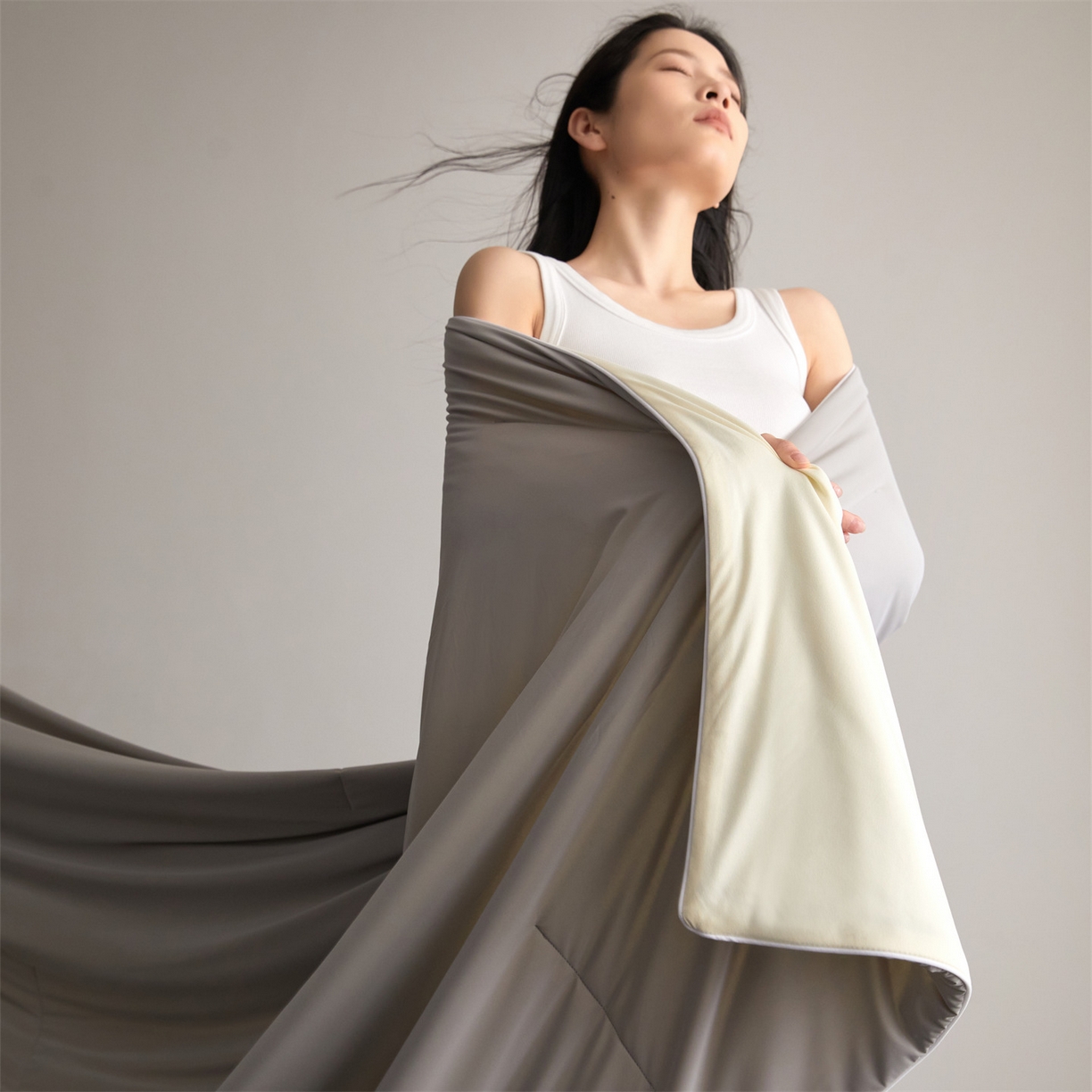 91家纺网 家纺一手货源 找家纺 头等舱 2026新款凉感仿锦氨&针织A类8%绵羊毛双感夏被（模特图） 月灰米