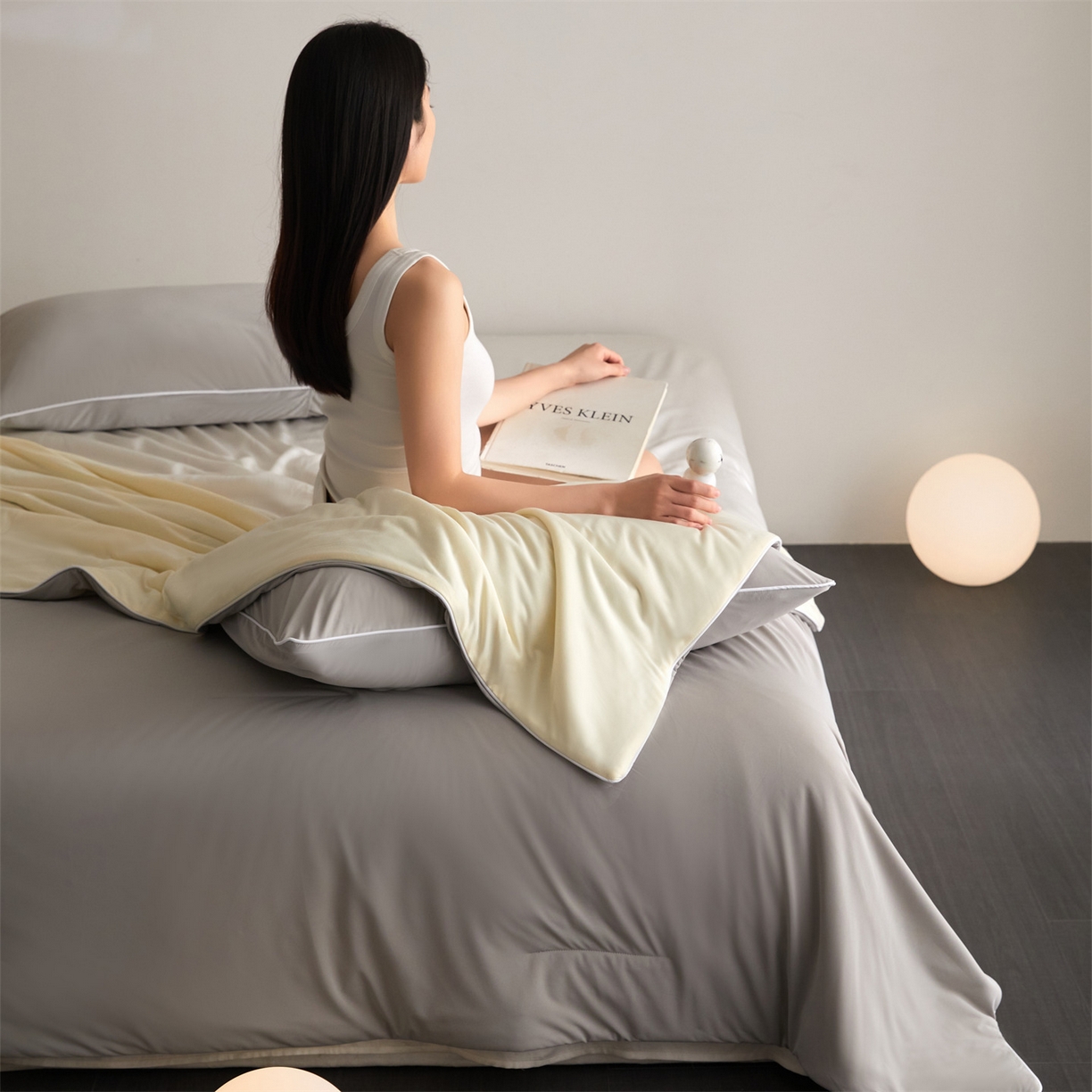 91家纺网 家纺一手货源 找家纺 头等舱 2026新款凉感仿锦氨&针织A类8%绵羊毛双感夏被（模特图） 月灰米