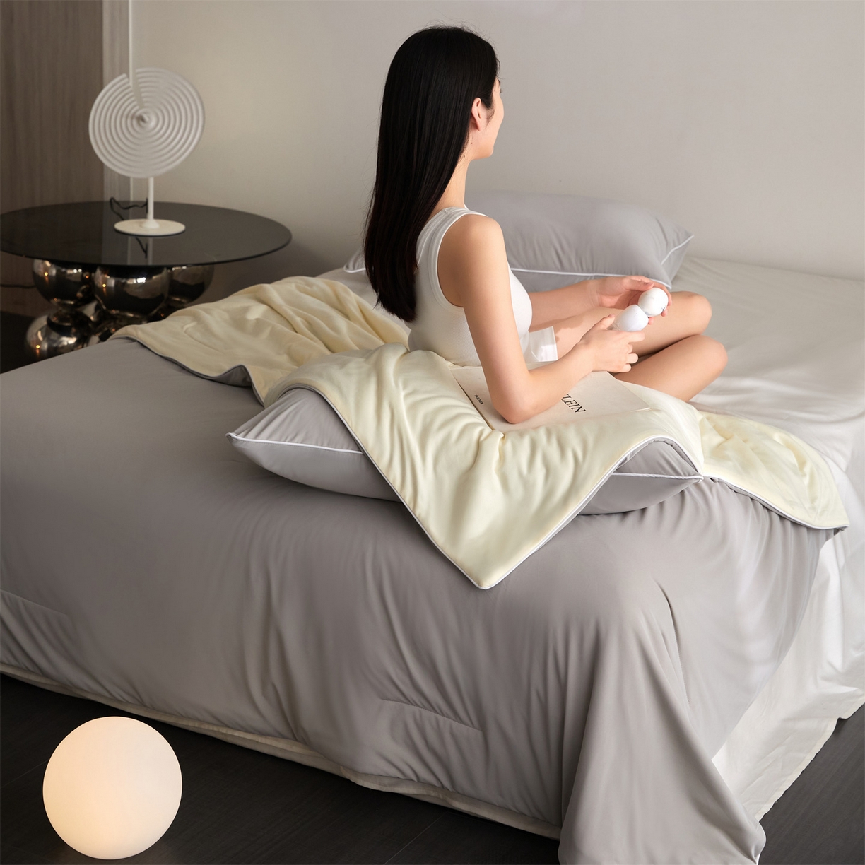 91家纺网 家纺一手货源 找家纺 头等舱 2026新款凉感仿锦氨&针织A类8%绵羊毛双感夏被（模特图） 月灰米