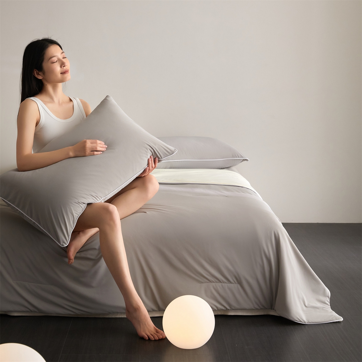 91家纺网 家纺一手货源 找家纺 头等舱 2026新款凉感仿锦氨&针织A类8%绵羊毛双感夏被（模特图） 月灰米