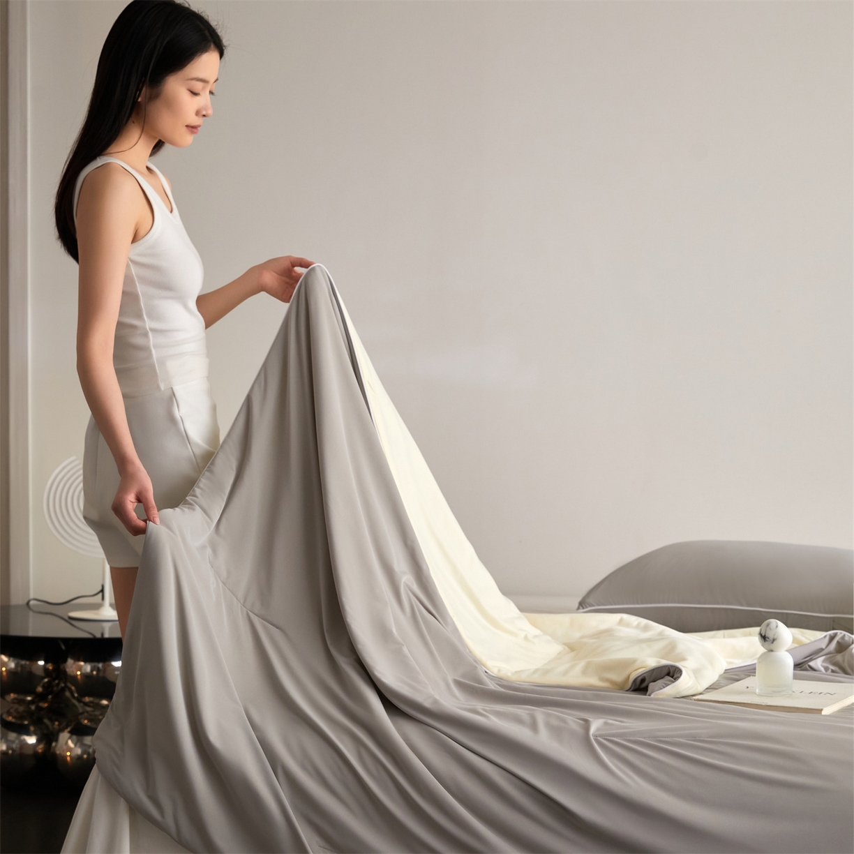 91家纺网 家纺一手货源 找家纺 头等舱 2026新款凉感仿锦氨&针织A类8%绵羊毛双感夏被（模特图） 月灰米