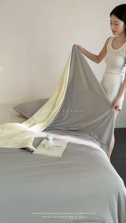 91家纺网 家纺一手货源 找家纺 头等舱 2026新款凉感仿锦氨&针织A类8%绵羊毛双感夏被（模特图） 月灰米