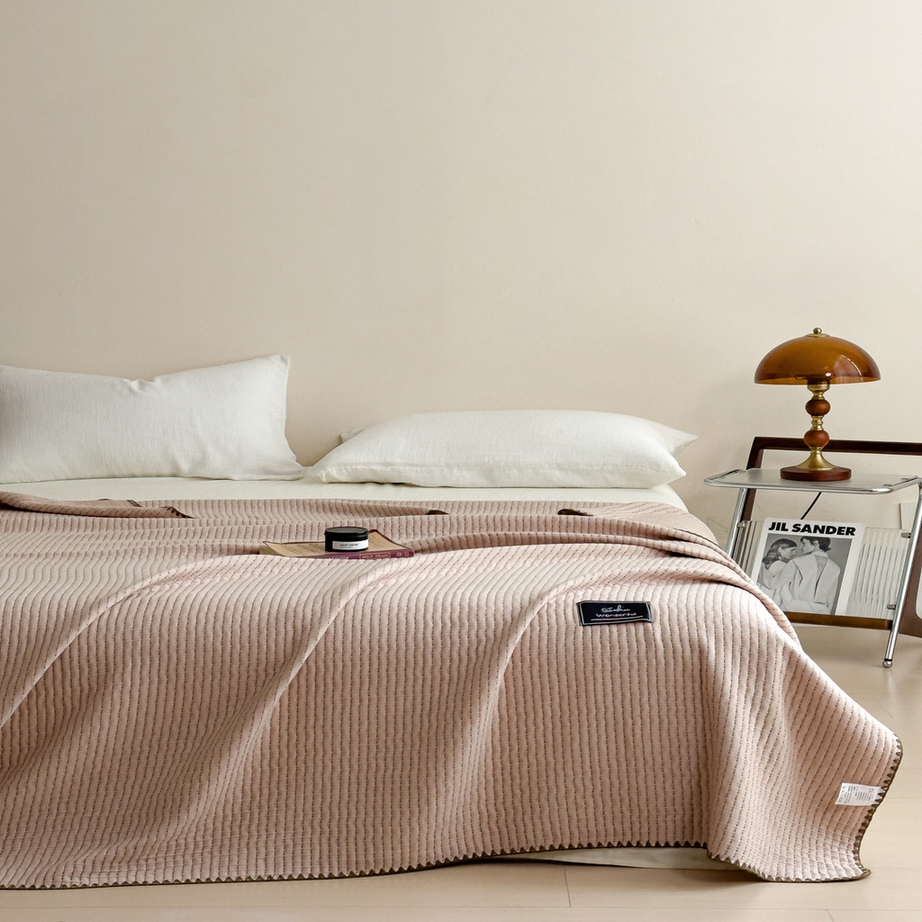 91家纺网 家纺一手货源 找家纺 云恋家纺 2026新款A类全棉毛巾被全棉学生午睡毯薄款夏被沙发空调被办公室披肩毯 初见-迪卡驼