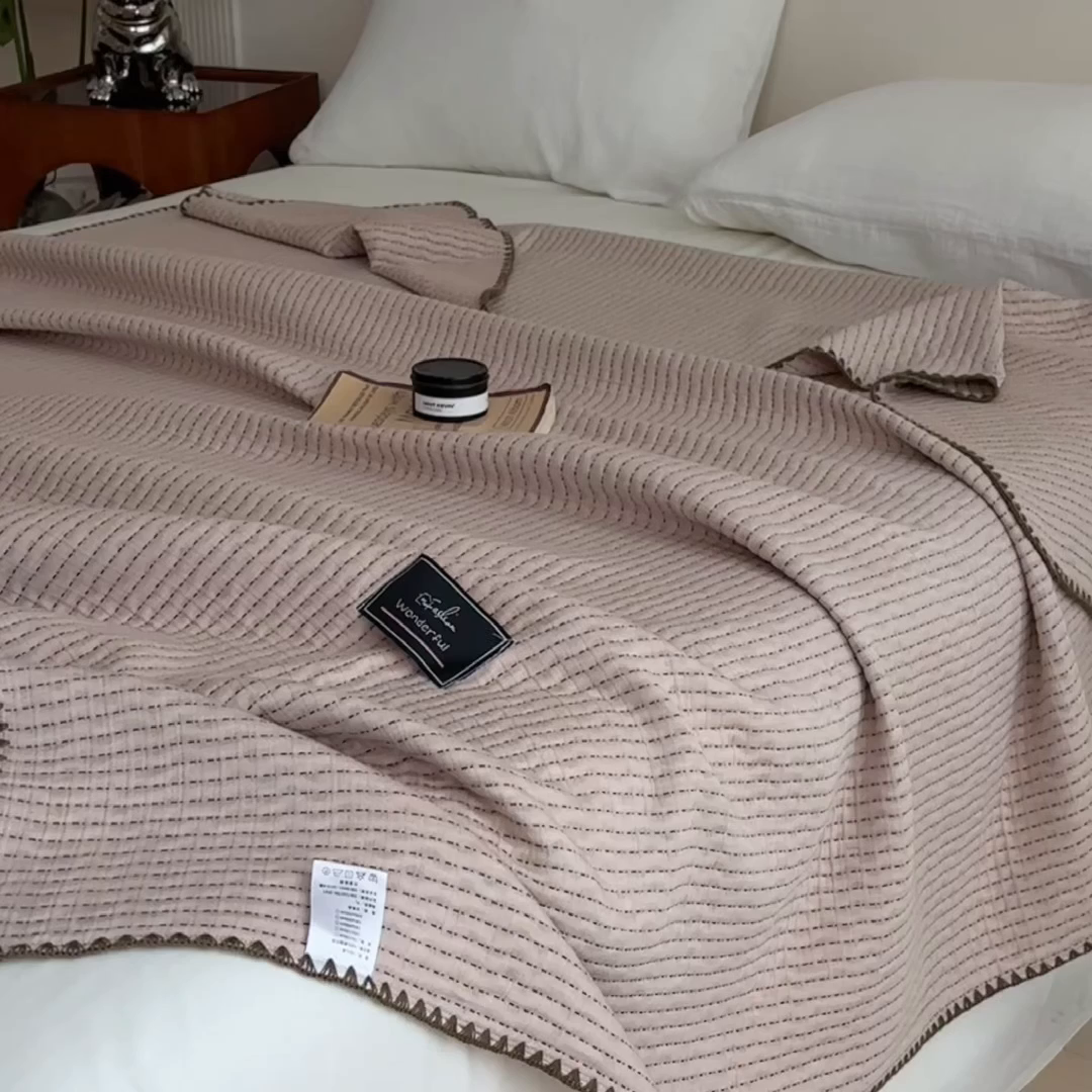 91家纺网 家纺一手货源 找家纺 云恋家纺 2026新款A类全棉毛巾被全棉学生午睡毯薄款夏被沙发空调被办公室披肩毯 初见-迪卡驼