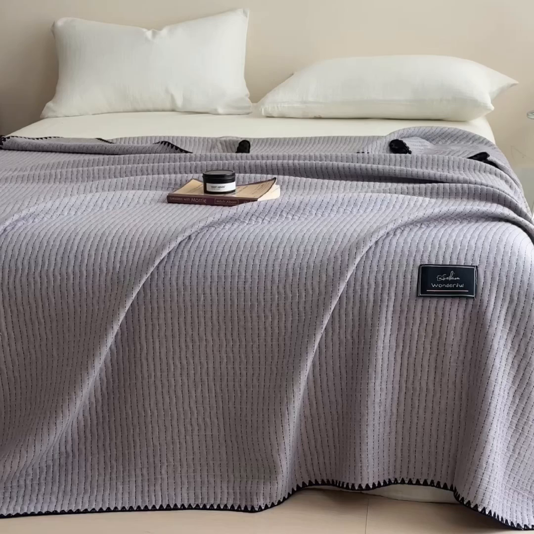 91家纺网 家纺一手货源 找家纺 云恋家纺 2026新款A类全棉毛巾被全棉学生午睡毯薄款夏被沙发空调被办公室披肩毯 初见-烟紫