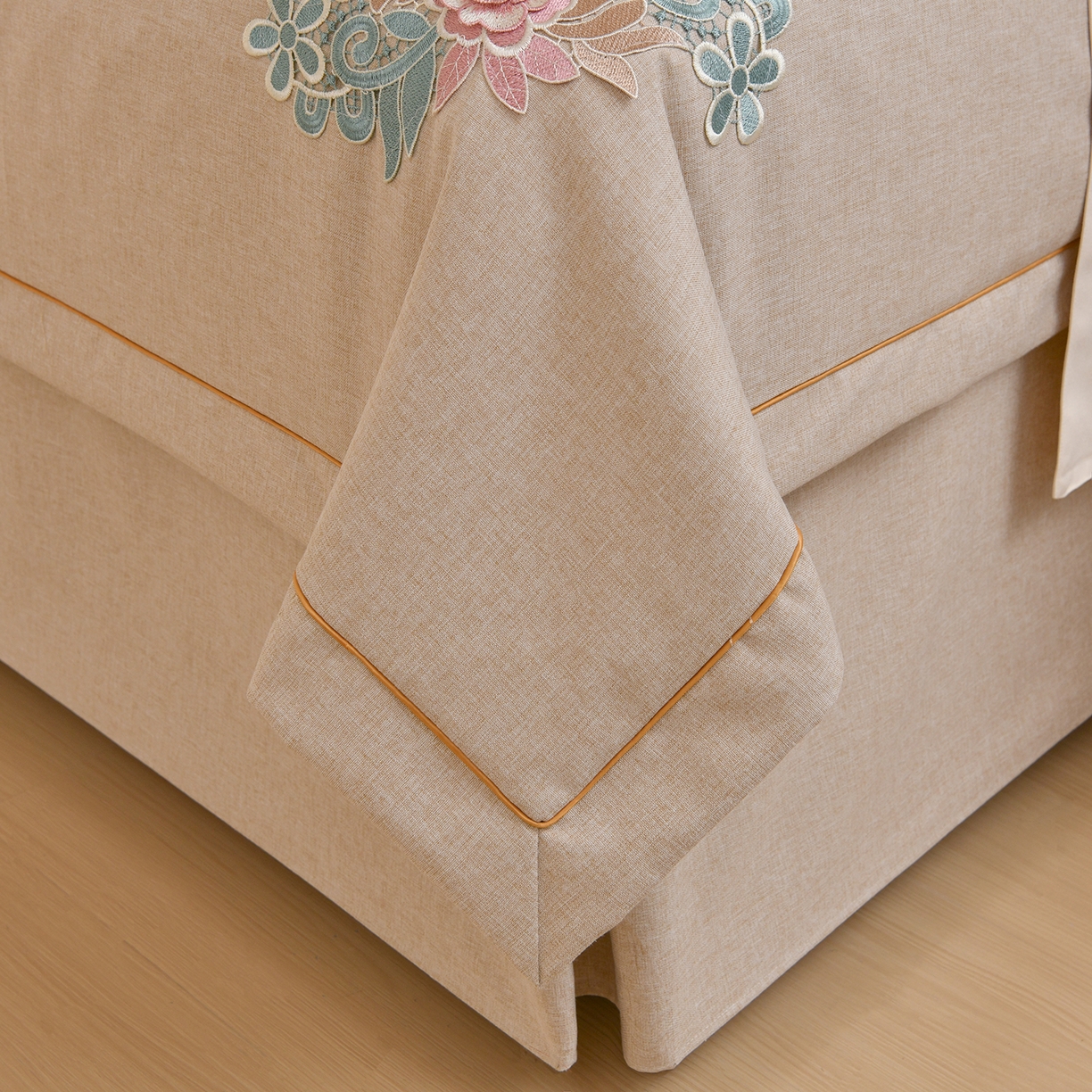 91家纺网 家纺一手货源 找家纺 莉人坊 2026新款彩棉麻床罩-富贵花开 富贵花开-米驼