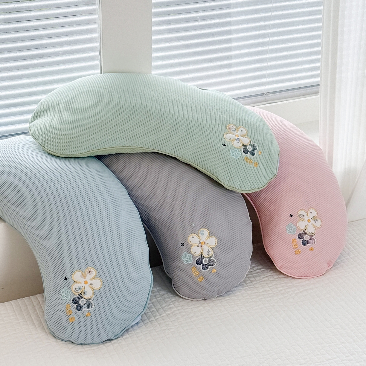 91家纺网 家纺一手货源 找家纺 蔻眠 凉感丝花眠月牙荞麦护颈枕芯夏季凉豆豆枕头 主图