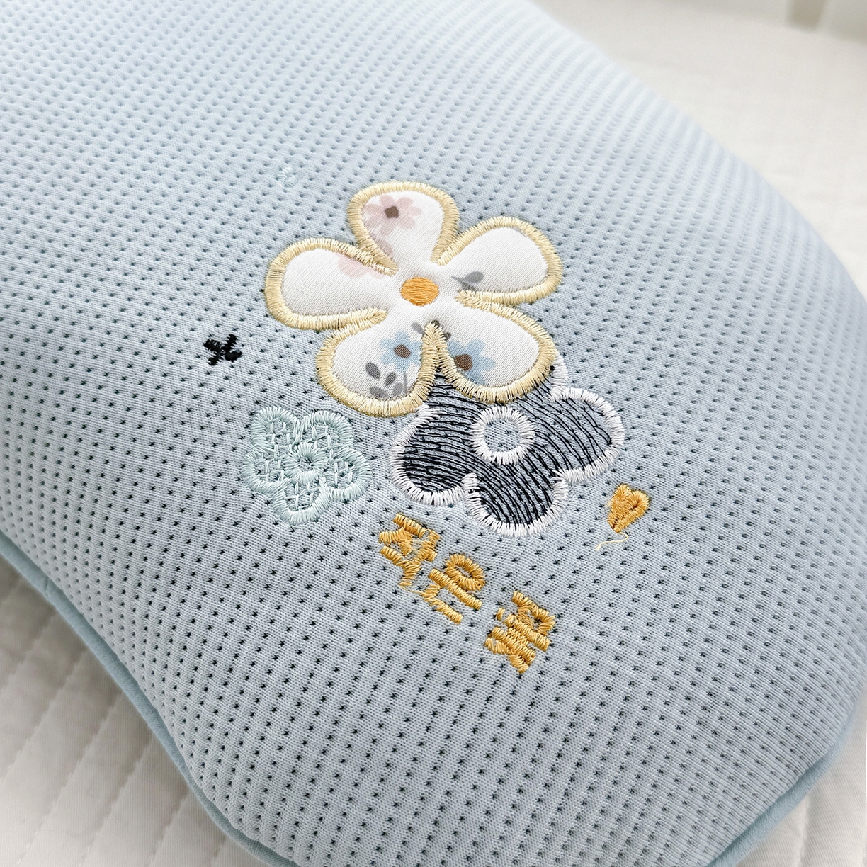 91家纺网 家纺一手货源 找家纺 蔻眠 凉感丝花眠月牙荞麦护颈枕芯夏季凉豆豆枕头 花眠月牙-蓝色