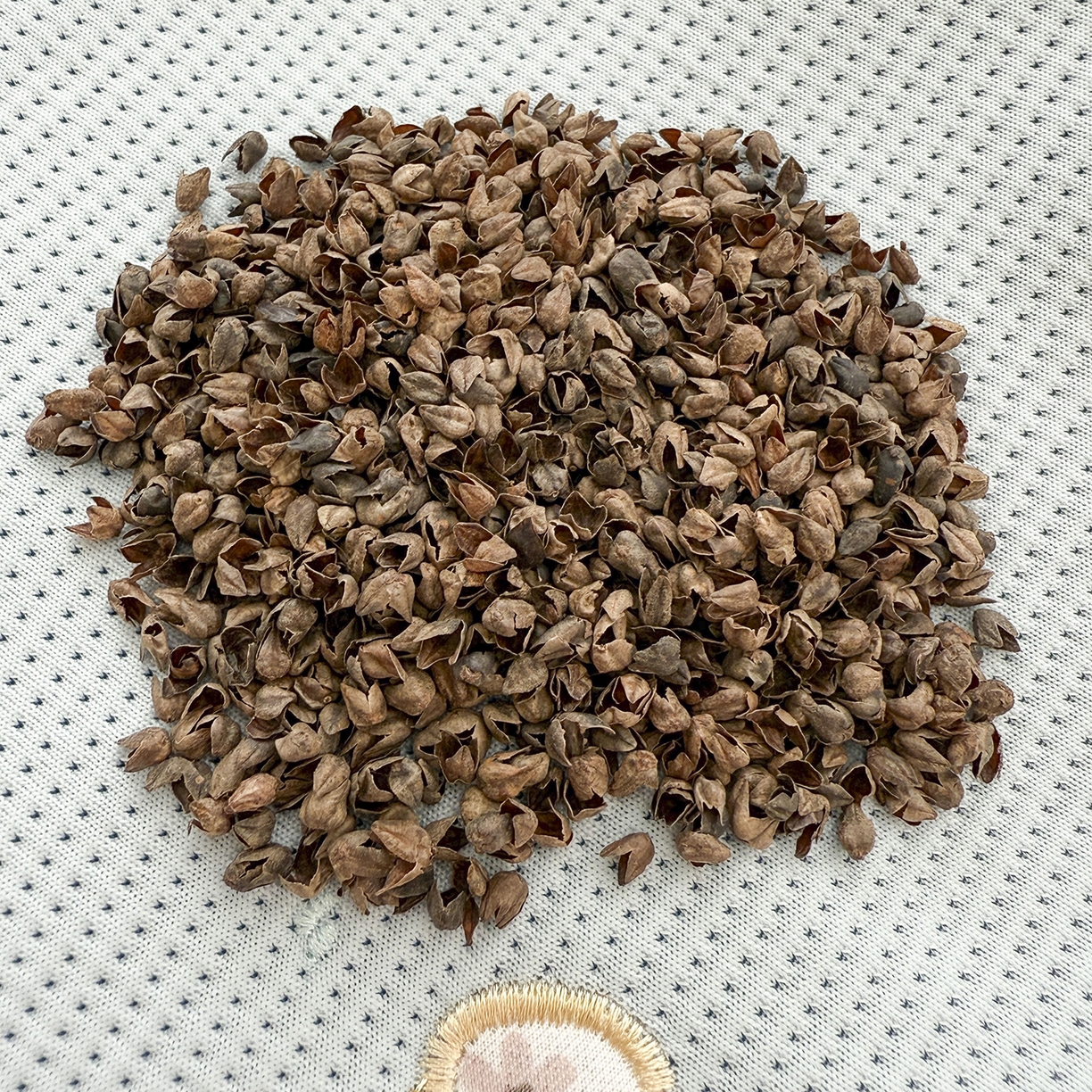 91家纺网 家纺一手货源 找家纺 蔻眠 凉感丝花眠月牙荞麦护颈枕芯夏季凉豆豆枕头 花眠月牙-蓝色