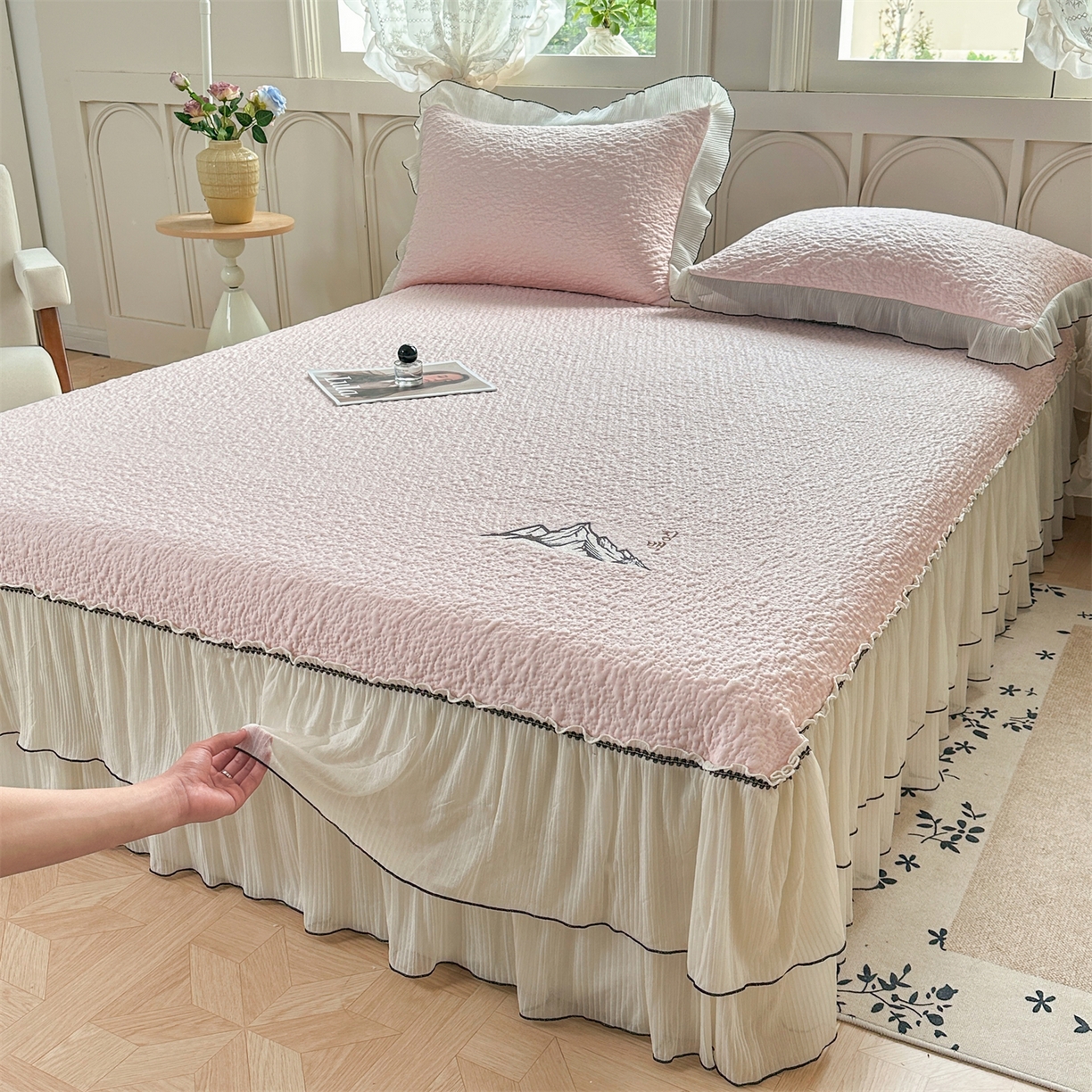 91家纺网 家纺一手货源 找家纺 （总）源舍家纺 2026新款PE长白冰绣豆豆直播线下床笠款床裙款