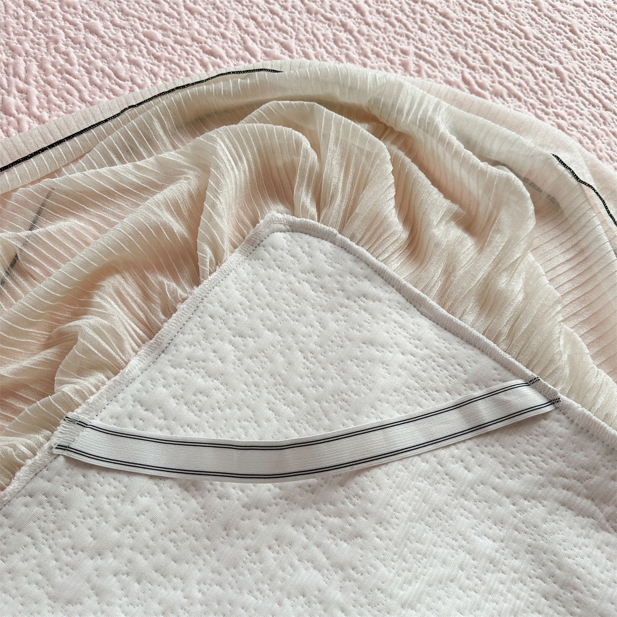 91家纺网 家纺一手货源 找家纺 （总）源舍家纺 2026新款PE长白冰绣豆豆直播线下床笠款床裙款