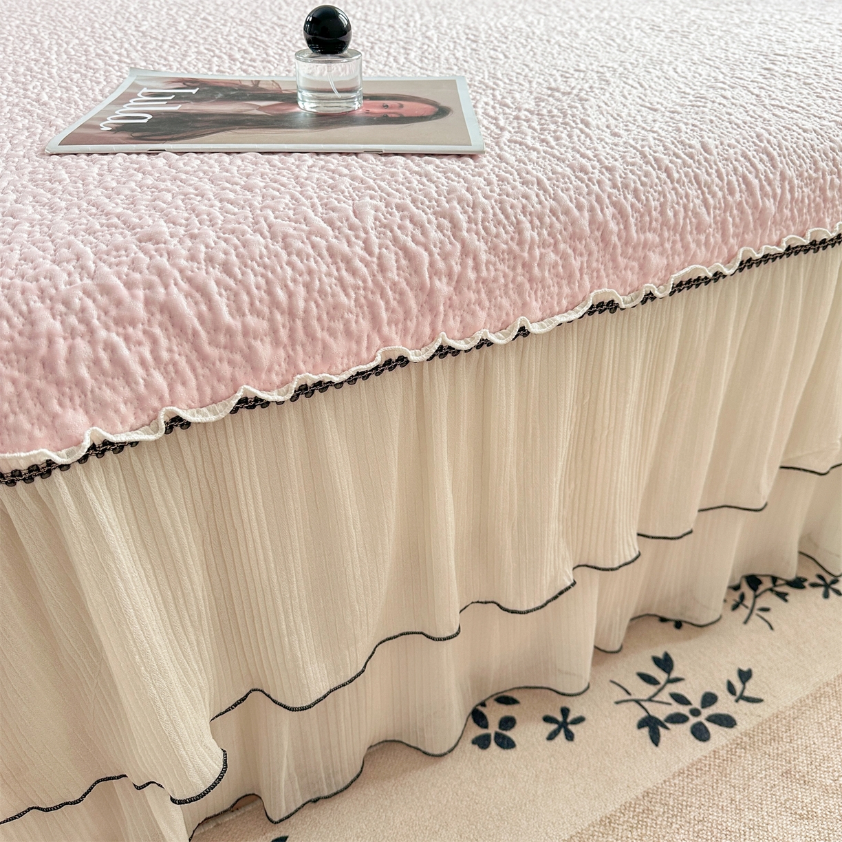 91家纺网 家纺一手货源 找家纺 （总）源舍家纺 2026新款PE长白冰绣豆豆直播线下床笠款床裙款