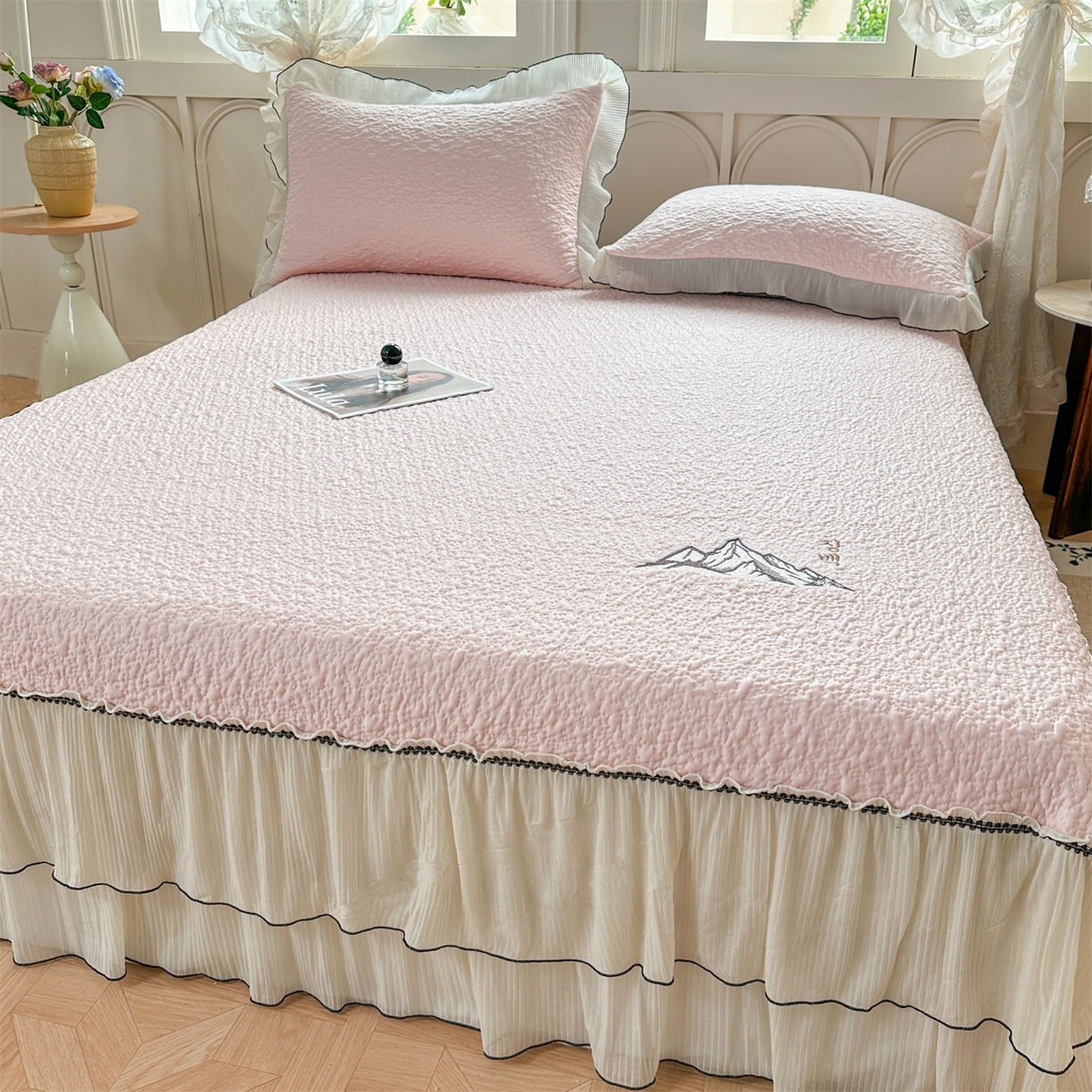 91家纺网 家纺一手货源 找家纺 （总）源舍家纺 2026新款PE长白冰绣豆豆直播线下床笠款床裙款