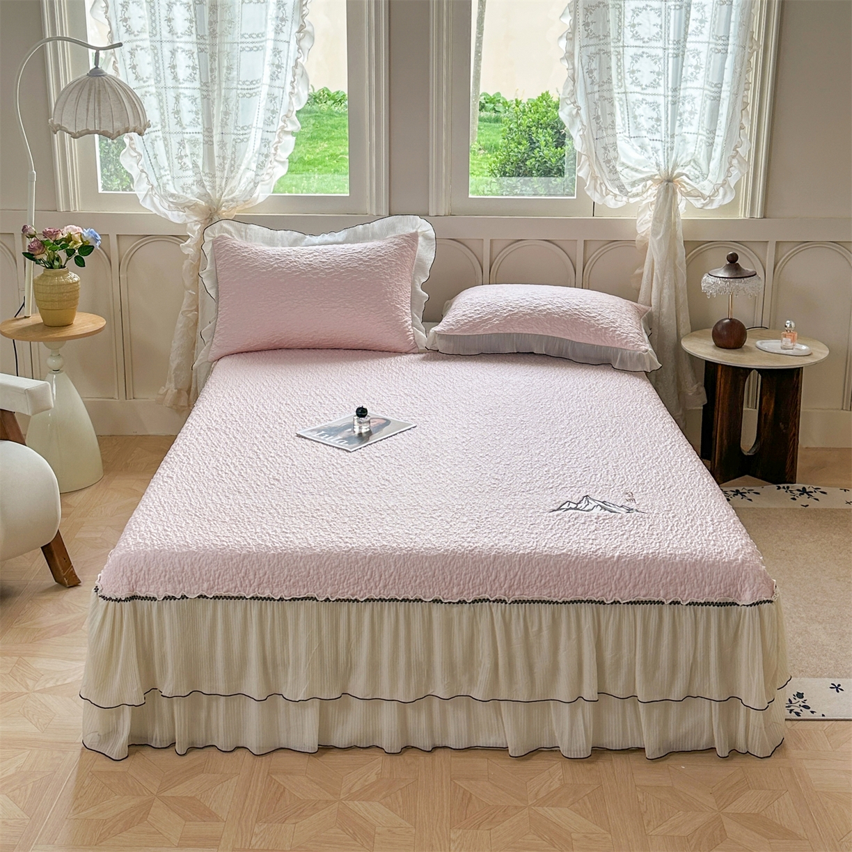 91家纺网 家纺一手货源 找家纺 （总）源舍家纺 2026新款PE长白冰绣豆豆直播线下床笠款床裙款