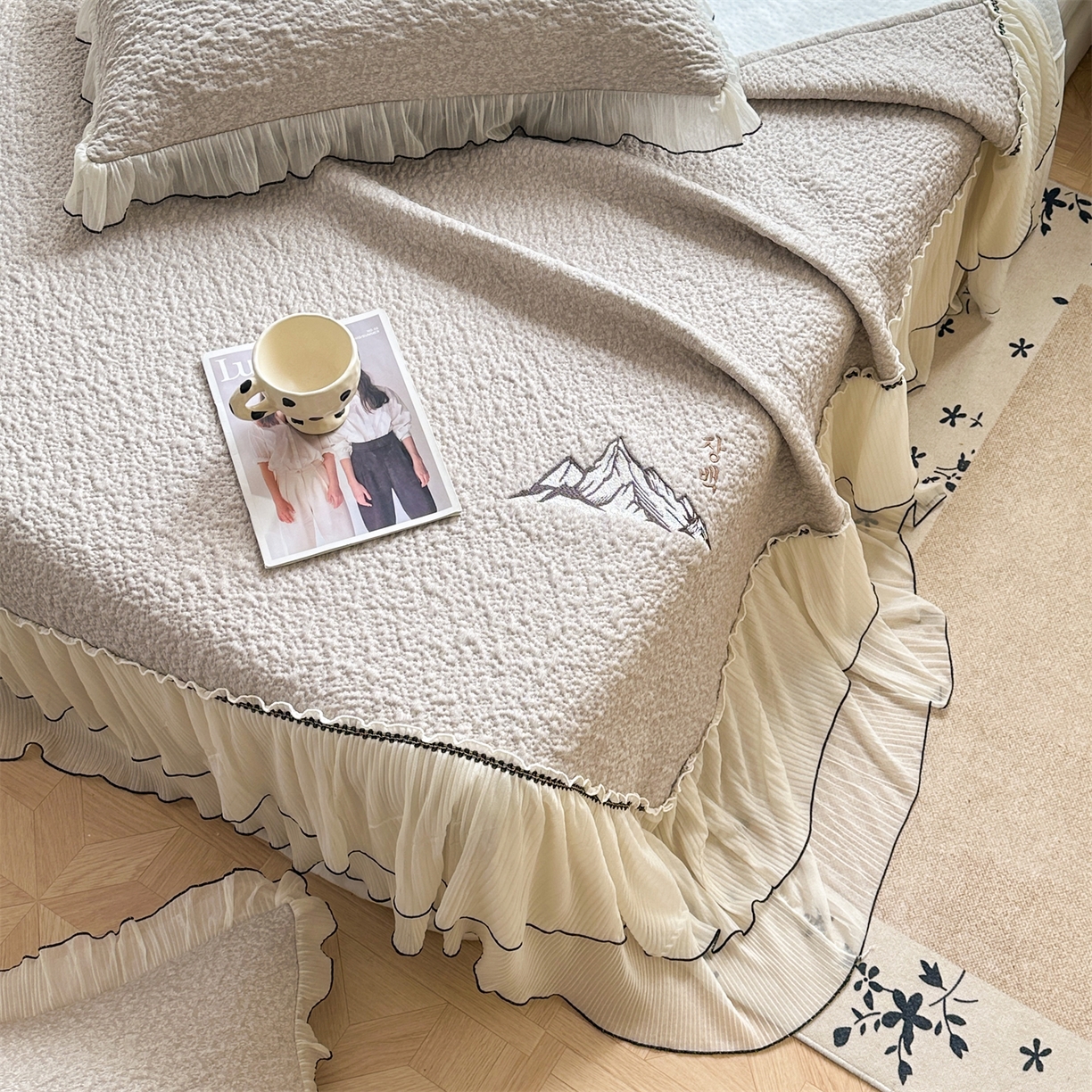 91家纺网 家纺一手货源 找家纺 （总）源舍家纺 2026新款PE长白冰绣豆豆直播线下床笠款床裙款