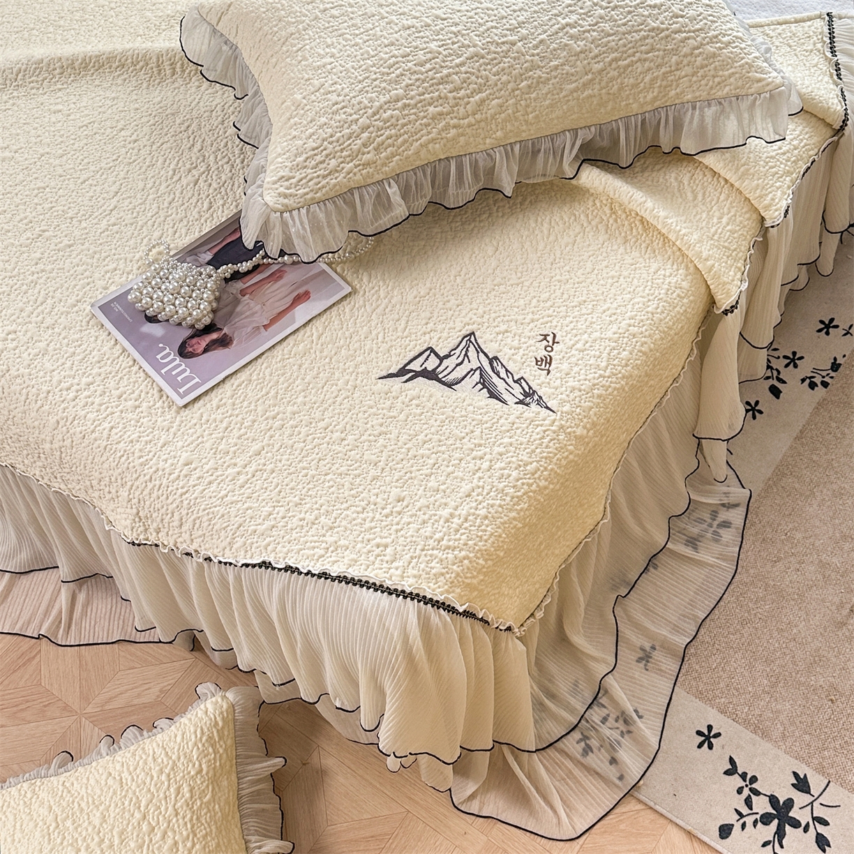 91家纺网 家纺一手货源 找家纺 （总）源舍家纺 2026新款PE长白冰绣豆豆直播线下床笠款床裙款