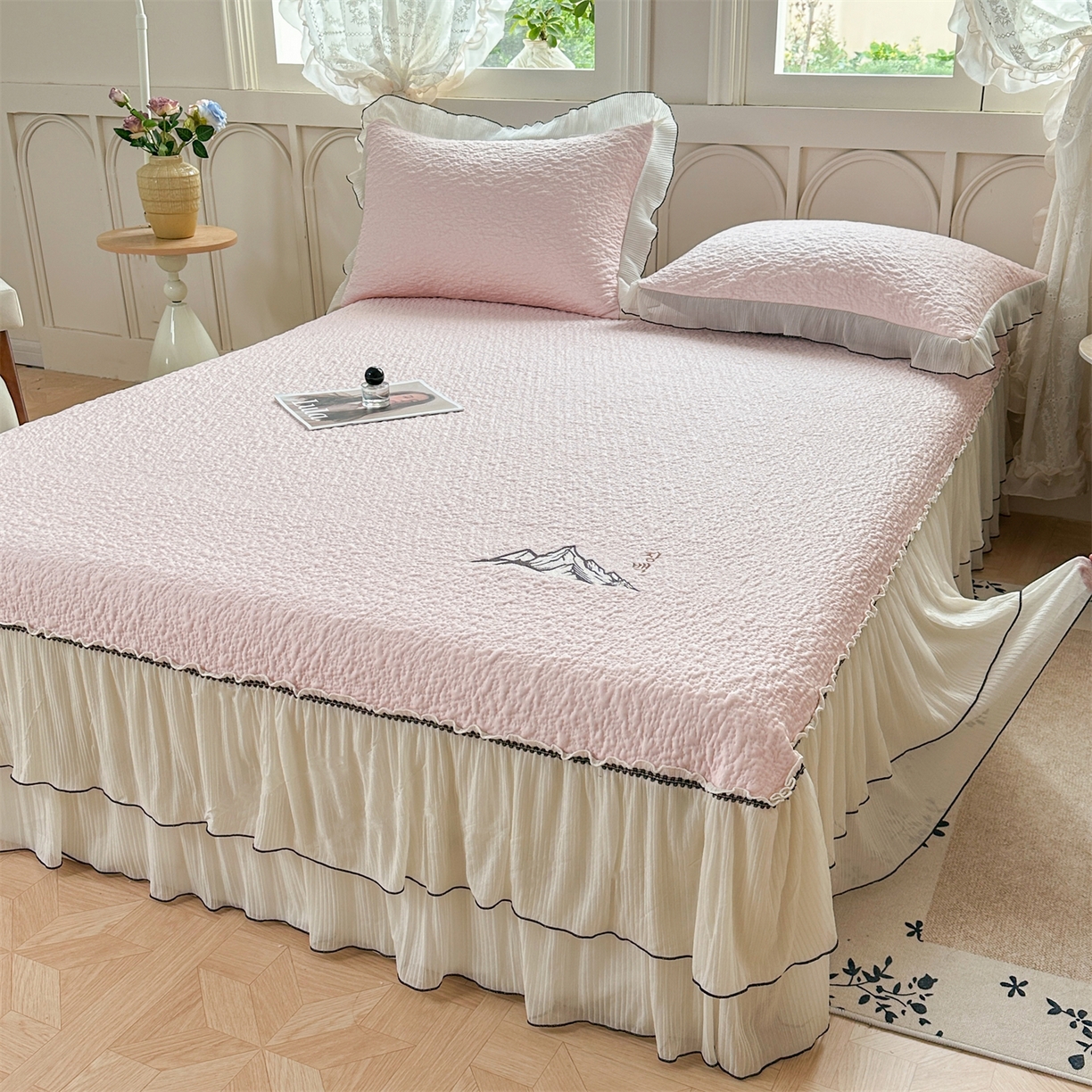 91家纺网 家纺一手货源 找家纺 （总）源舍家纺 2026新款PE长白冰绣豆豆直播线下床笠款床裙款