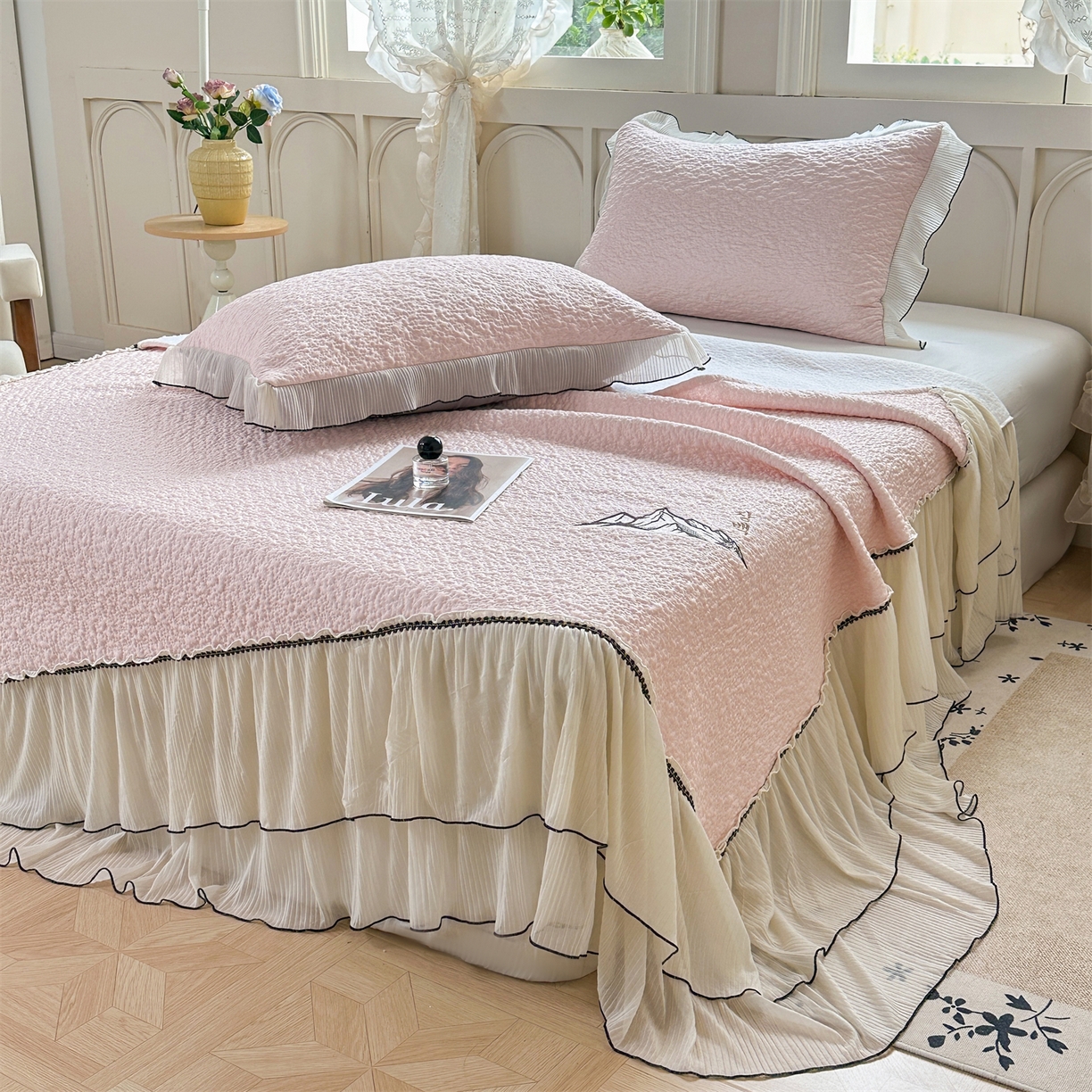 91家纺网 家纺一手货源 找家纺 （总）源舍家纺 2026新款PE长白冰绣豆豆直播线下床笠款床裙款