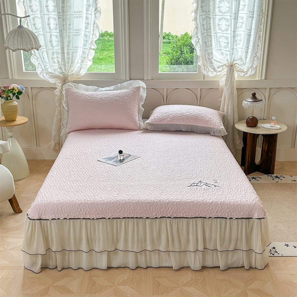 91家纺网 家纺一手货源 找家纺 （总）源舍家纺 2026新款PE长白冰绣豆豆直播线下床笠款床裙款