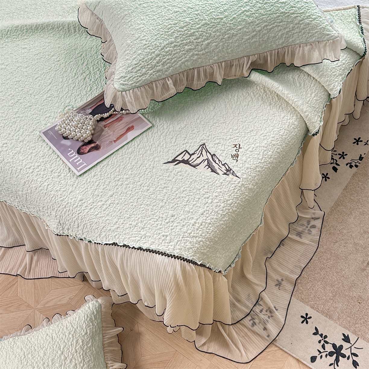 91家纺网 家纺一手货源 找家纺 （总）源舍家纺 2026新款PE长白冰绣豆豆直播线下床笠款床裙款