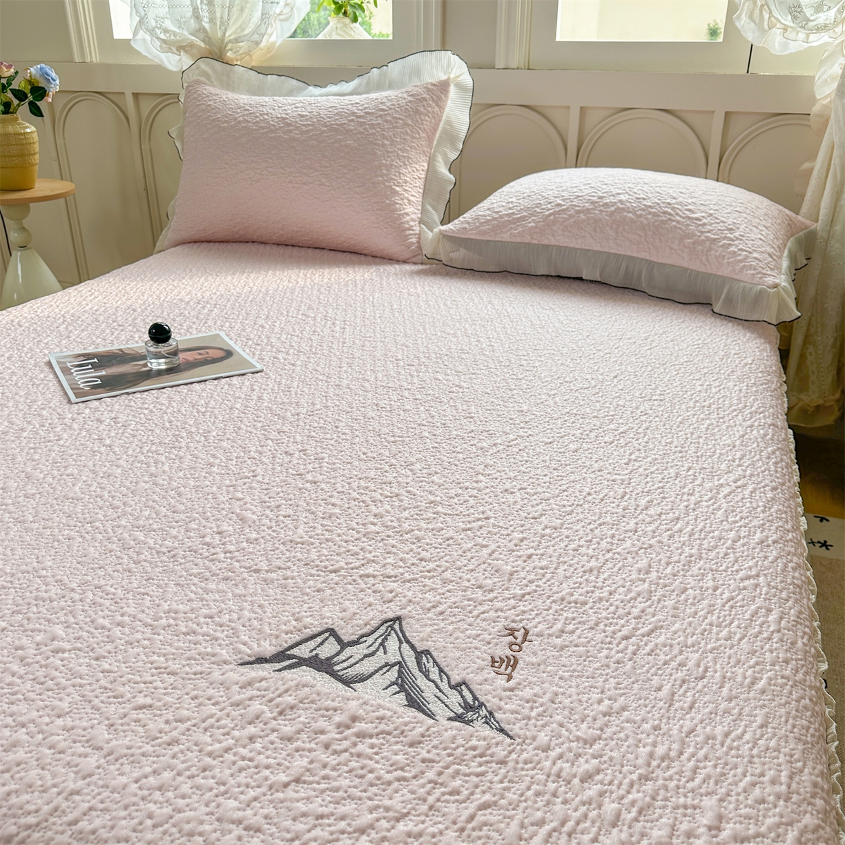 91家纺网 家纺一手货源 找家纺 （总）源舍家纺 2026新款PE长白冰绣豆豆直播线下床笠款床裙款