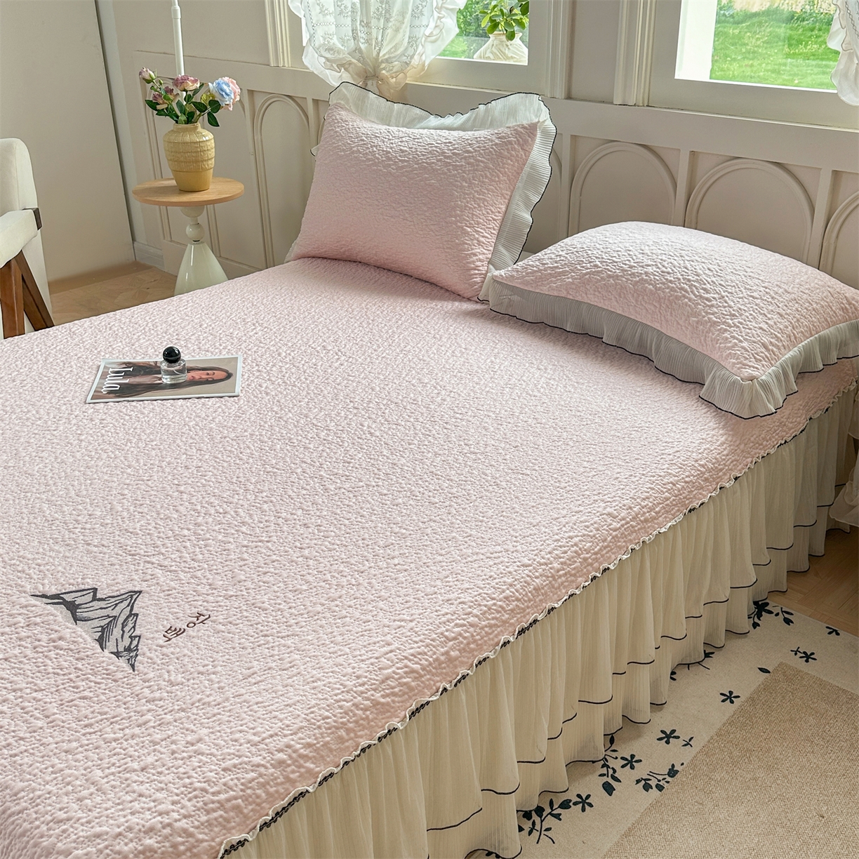 91家纺网 家纺一手货源 找家纺 （总）源舍家纺 2026新款PE长白冰绣豆豆直播线下床笠款床裙款