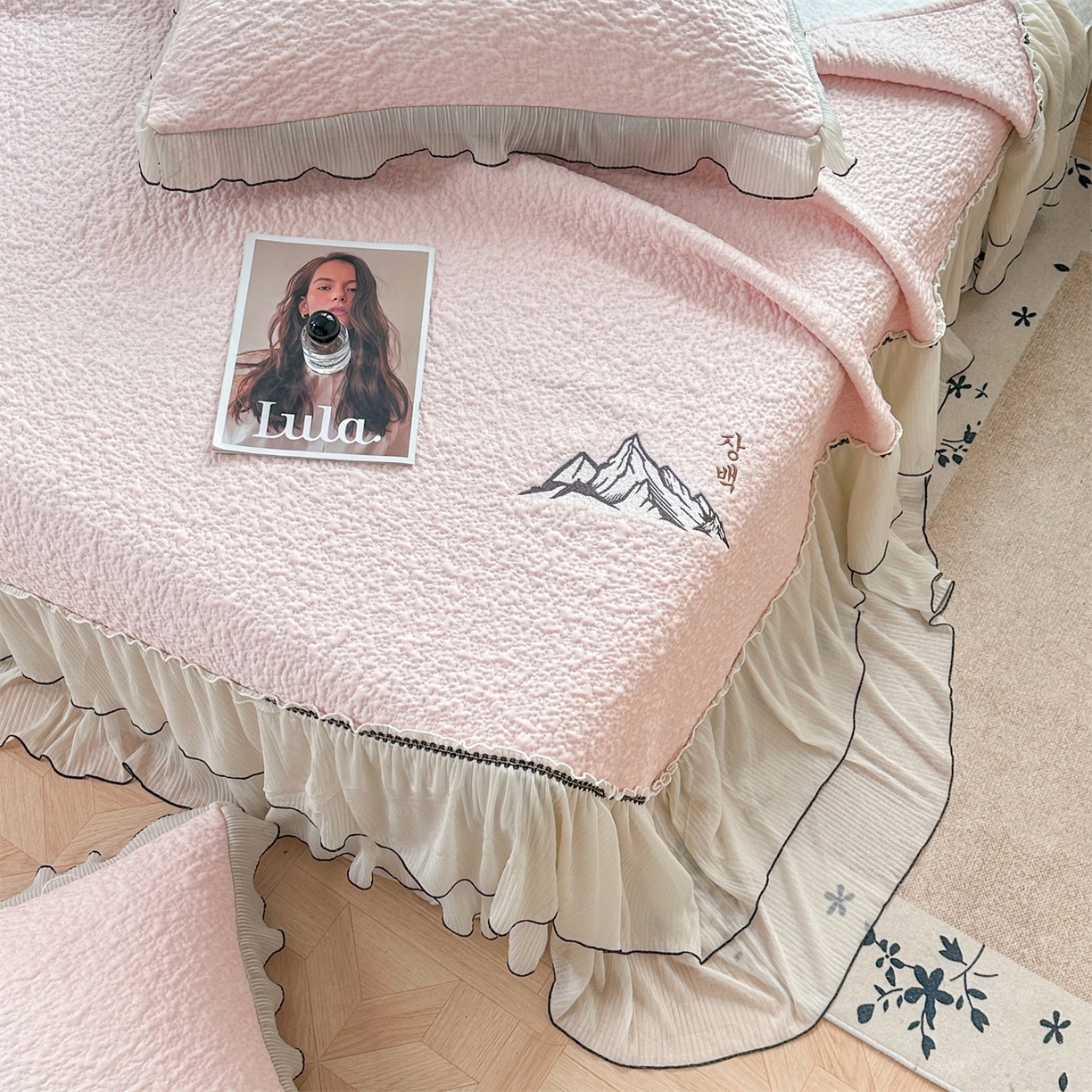 91家纺网 家纺一手货源 找家纺 （总）源舍家纺 2026新款PE长白冰绣豆豆直播线下床笠款床裙款