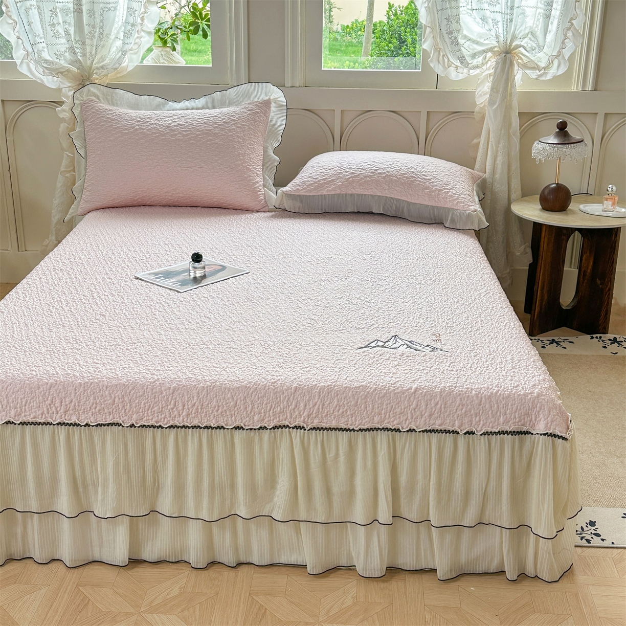 91家纺网 家纺一手货源 找家纺 （总）源舍家纺 2026新款PE长白冰绣豆豆直播线下床笠款床裙款