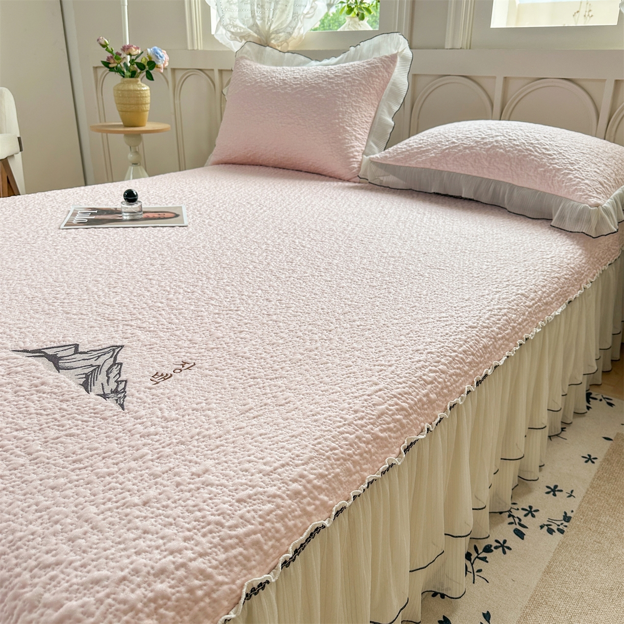 91家纺网 家纺一手货源 找家纺 （总）源舍家纺 2026新款PE长白冰绣豆豆直播线下床笠款床裙款