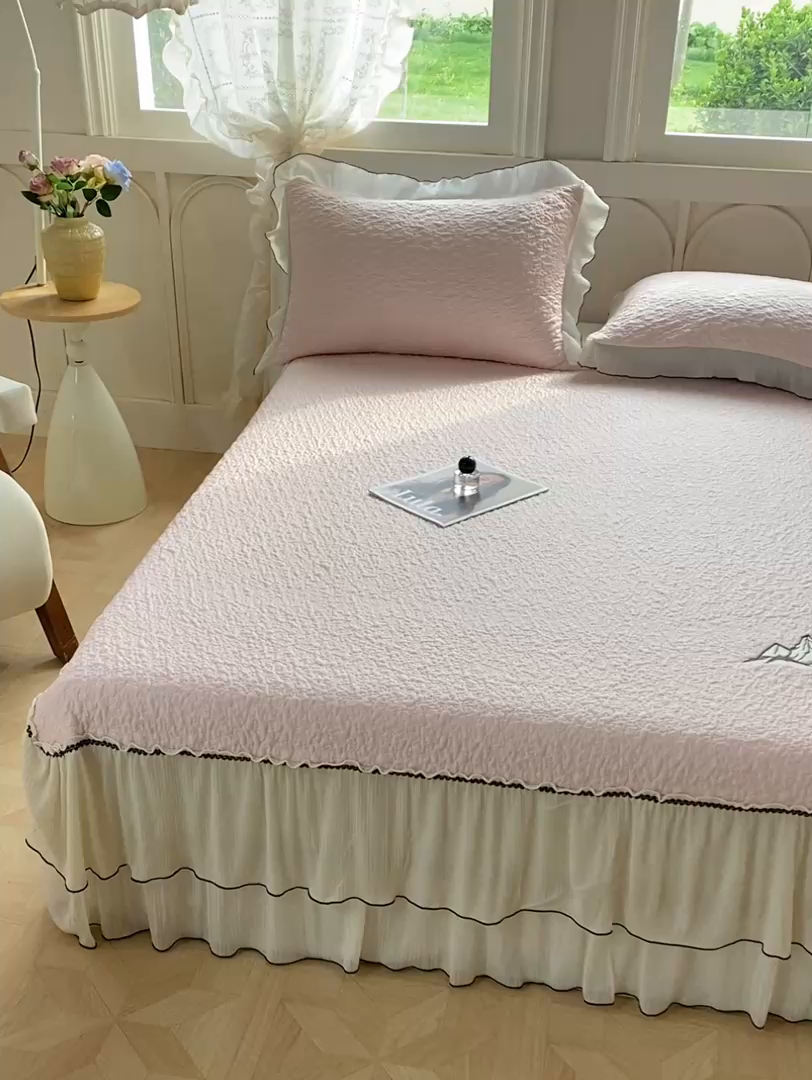 91家纺网 家纺一手货源 找家纺 （总）源舍家纺 2026新款PE长白冰绣豆豆直播线下床笠款床裙款