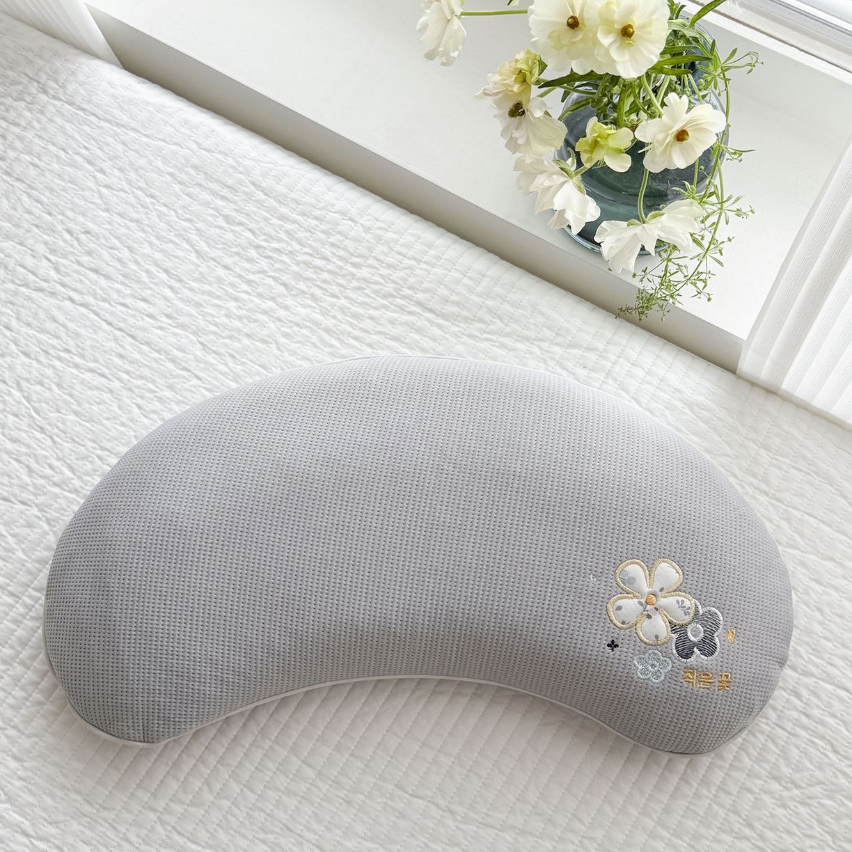 91家纺网 家纺一手货源 找家纺 蔻眠 凉感丝花眠月牙荞麦护颈枕芯夏季凉豆豆枕头 花眠月牙-灰色