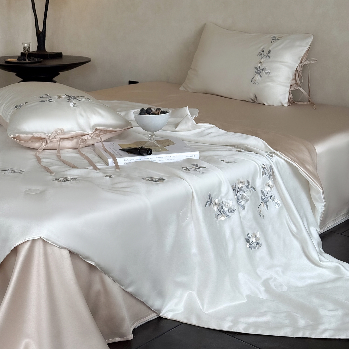 91家纺网 家纺一手货源 找家纺 （总）极简 2026新款天丝绑带小花刺绣夏被夏凉被空调被四件套-花蝶清枝