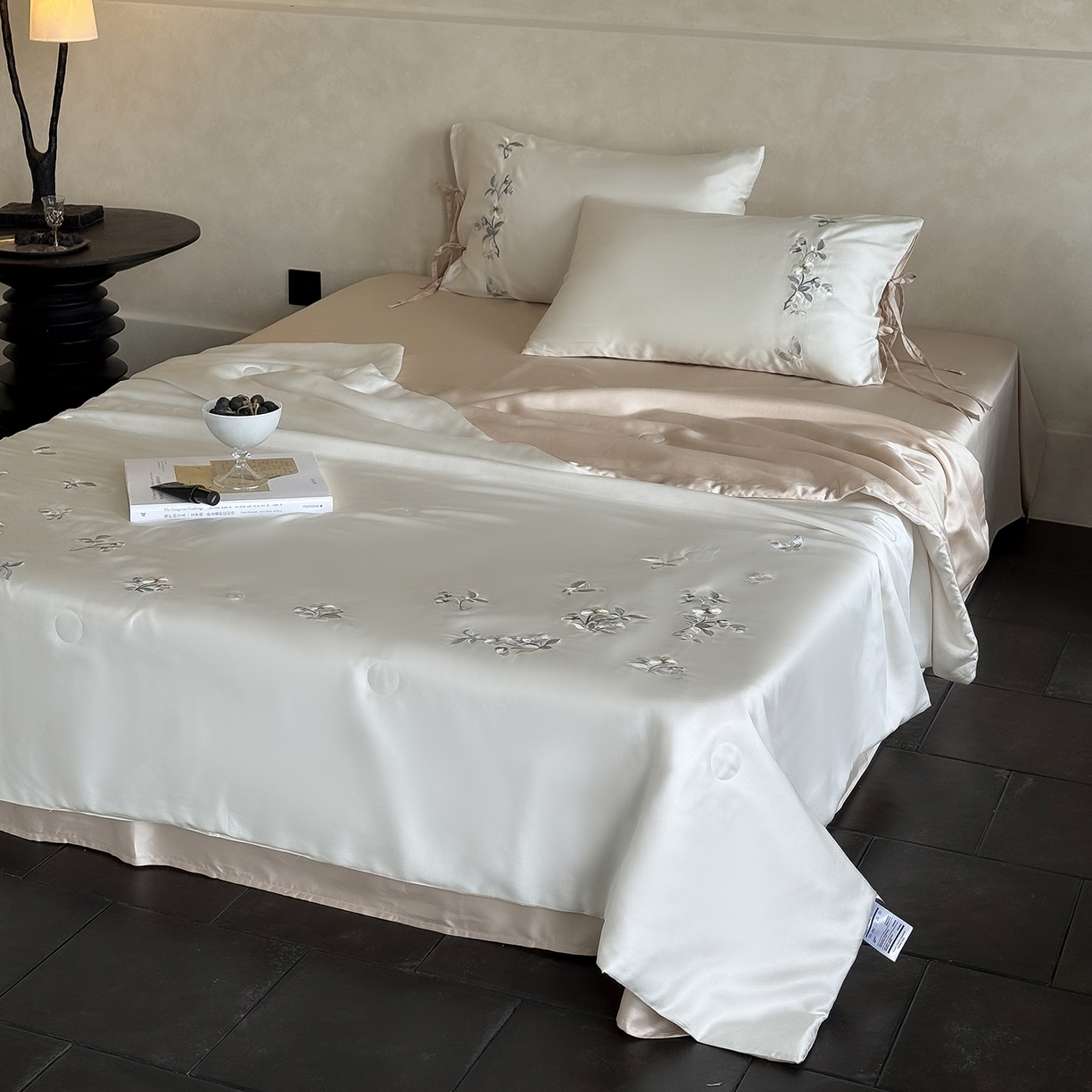 91家纺网 家纺一手货源 找家纺 （总）极简 2026新款天丝绑带小花刺绣夏被夏凉被空调被四件套-花蝶清枝