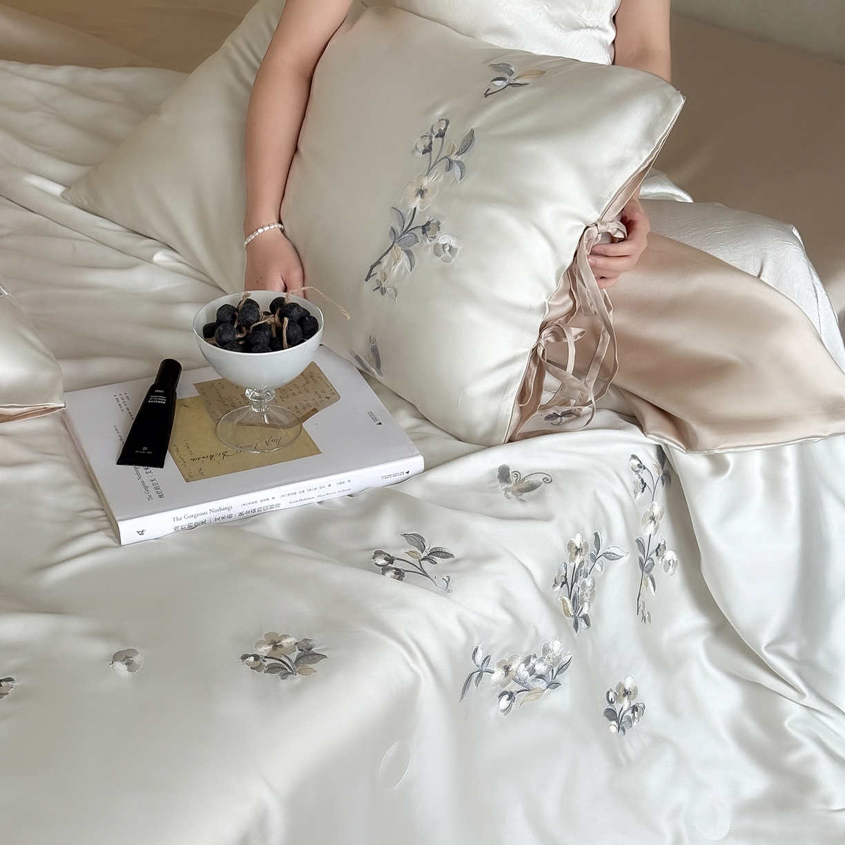 91家纺网 家纺一手货源 找家纺 （总）极简 2026新款天丝绑带小花刺绣夏被夏凉被空调被四件套-花蝶清枝