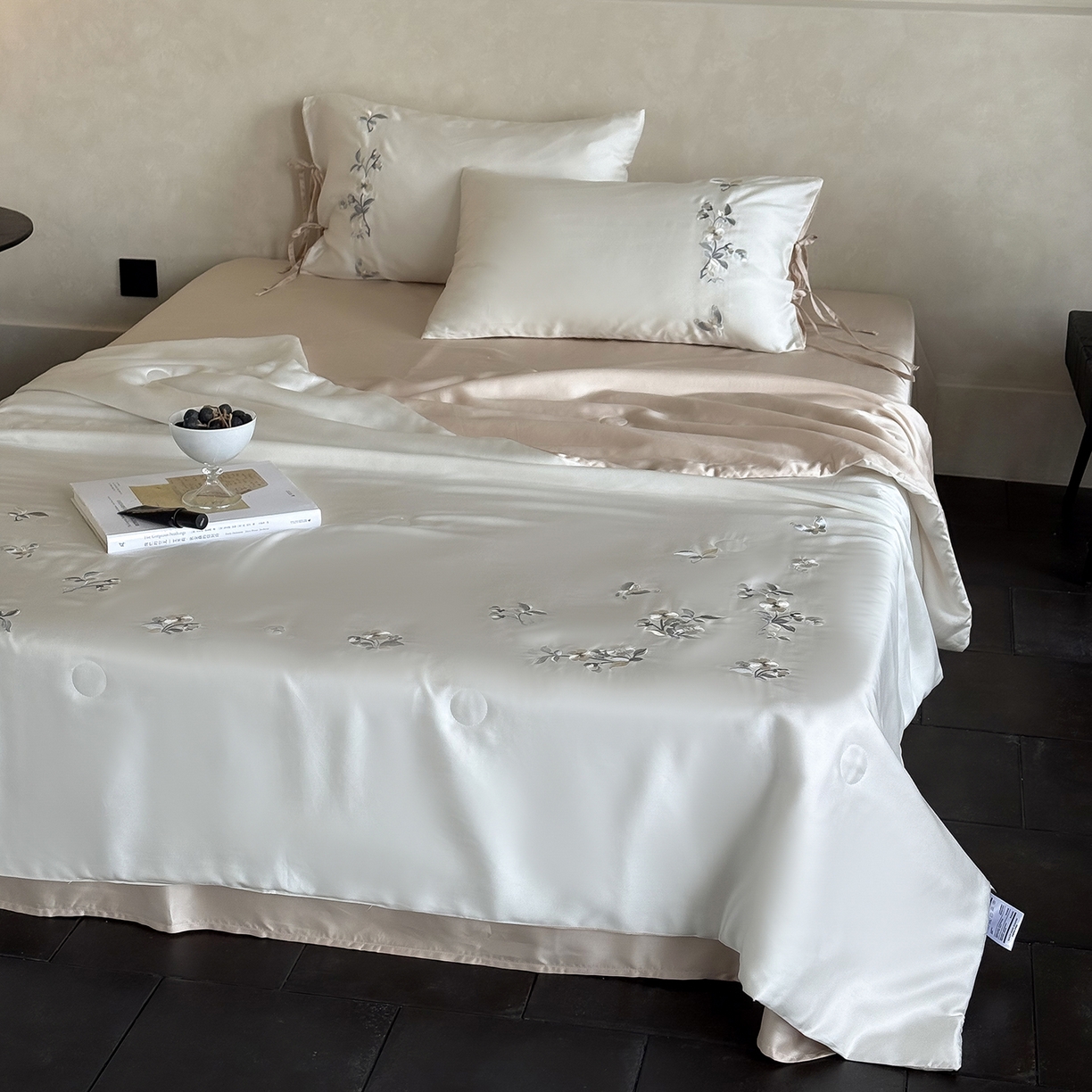 91家纺网 家纺一手货源 找家纺 极简 2026新款天丝绑带小花刺绣夏被夏凉被空调被四件套-花蝶清枝 花蝶清枝-白