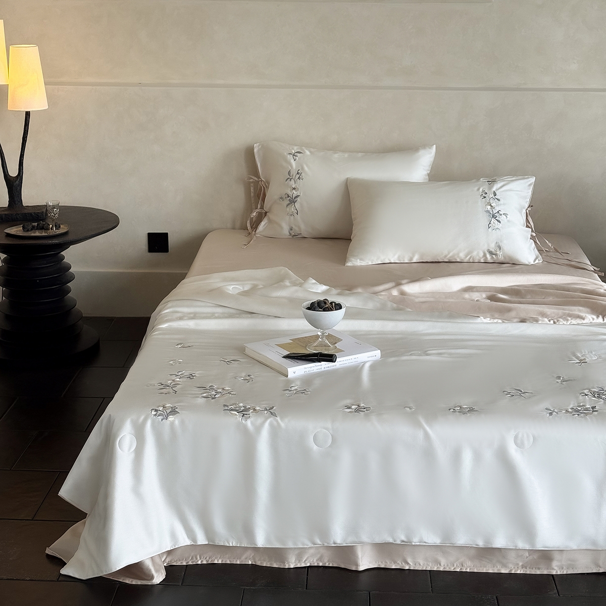 91家纺网 家纺一手货源 找家纺 极简 2026新款天丝绑带小花刺绣夏被夏凉被空调被四件套-花蝶清枝 花蝶清枝-白